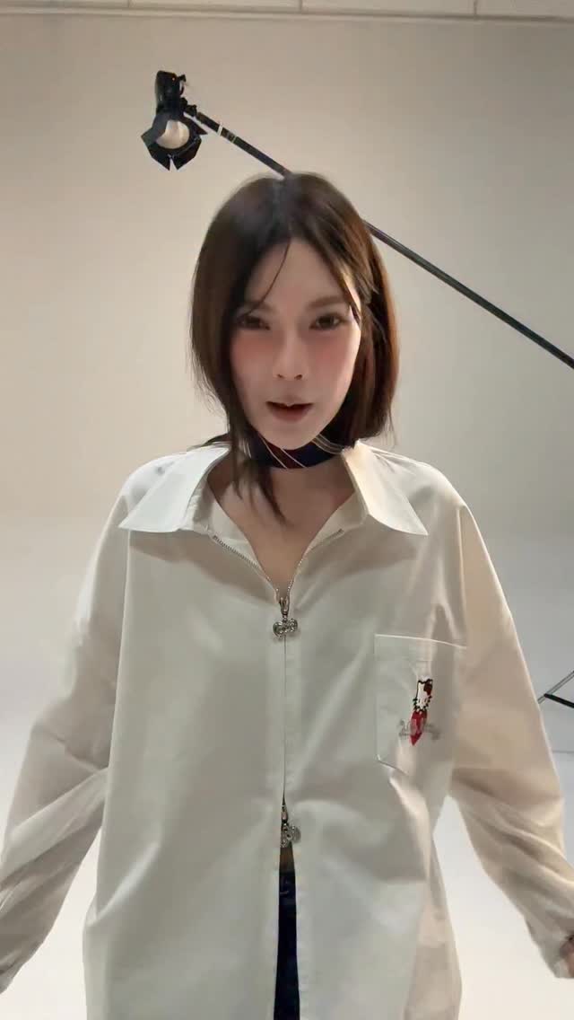 ❤️KT zipper shirt 790 baht🍎Restock
⭐️เชิ้ตซิปมาแล้วค่า ผ้า cotton ใส่สบายไม่ร้อน งานปักกระเป๋า Hello Kitty❤️ ซิปแบบ 2 ways signature cintage เลยค่า ตัวซิปสั่งทำพิเศษน้า

อก48” ไหล่24“ ยาว27” ต้นแขน20“ แขนยาว20” ปลายแขน9“