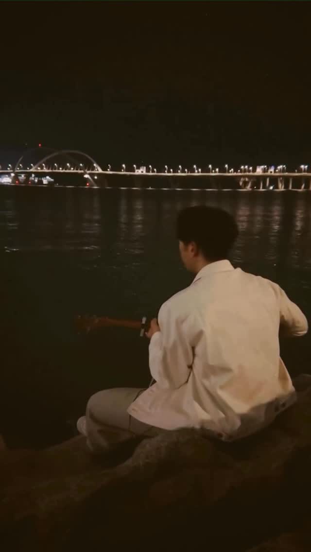 .
寒，想聽呢啲。

#多謝JayFung
#sorry雖然可能有少少inappropriate但真係忍唔住要講以下呢句
#用背脊唱情歌 😆😆😆
#名副其實

聽唔到「手繪黑卡」嘅就要着多件衫啦。

Reposted @jayfungmusic