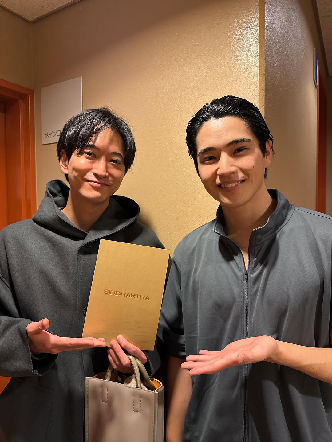 .
舞台「シッダールタ」2公演ありがとうございました！

今日は同じ事務所の先輩浅香航大さんと樋之津琳太郎くんが観に来てくれました。
感想を直接言ってもらえるって嬉しいですね☺︎

明日も頑張ります！

#シッダールタ