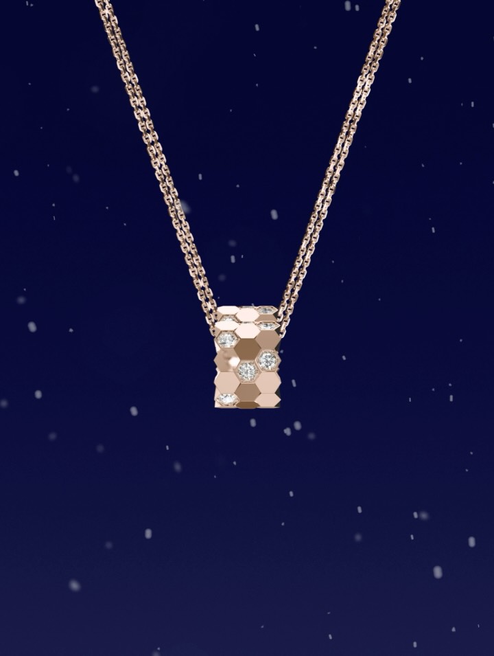 Chasing light through Parisian streets.⁣
Bee de Chaumet glimmers in every corner, a gift waiting to be found.
 
chaumet.com
 
#ChaumetCelebrates #BeedeChaumet #Chaumet