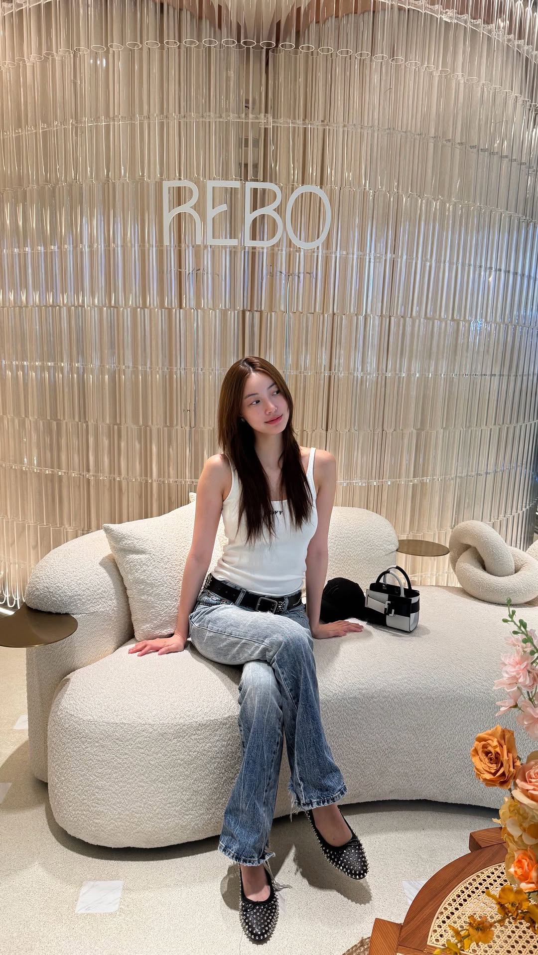 จิงทำหน้ากับที่ @rebo.clinic เข้าเดือนที่3แล้ว ประทับใจในความมืออาชีพ ของทั้งคุณหมอ และ พนักงานมากๆ

คุณหมอให้คำปรึกษา ละเอียด ใจดี และ เข้าใจเรา ว่าเรากังวลตรงไหน อยากได้อะไร 

รอบนี้จิงฉีด Plinest คือ skin booster ระดับพรีเมียมจากประเทศอิตาลี 
- ช่วยกระตุ้นการซ่อมแซมเซลล์ผิวที่เสียหายจากมลภาวะและแสงแดด
- กระตุ้นการสร้างคอลลาเจนและอีลาสติน เพื่อให้ผิวแข็งแรงและยืดหยุ่นขึ้น
- ช่วยให้ผิวมีความชุ่มชื้นและดูเปล่งปลั่ง
- ปรับสีผิวให้สม่ำเสมอและดูกระจ่างใสขึ้น ผิวแห้ง หรือผิวแพ้ง่ายจะช่วยได้มาก

จิงเชื่อว่า ผิวสวยใส คือจุดเริ่มต้นของความสวยเลยละ ใครสนใจ ทัก @rebo.clinic ไปได้เลยน้า รีวิวจริง ใช้จริง 💌