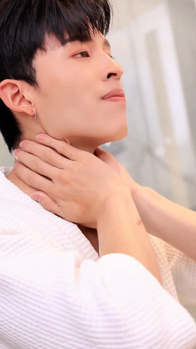 Vaseline ก็ติดซีรีส์เหมือนกันสินะ ☺️ 
ใครเคยใช้ Vaseline Pro Derma ครีมเนื้อหิมะตัวนี้กันบ้างครับ ผมใช้แล้วชอบมาก ผิวชุ่มชื้น นุ่มมม หอมละมุน พร้อมต้อนรับลมหนาวนี้แล้วที่ Watsons 
#VaselineThailand #VaselineProDerma #ครีมเนื้อหิมะ #หนาวนี้ไปไหนต้องพกครีมเนื้อหิมะ