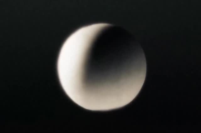 .
台前幕後，音樂製作， MV團隊，每個人都比多兩錢肉緊四分熱情加加埋埋就變咗件非常有趣嘅事情。

我寫歌詞嘅時候，都估唔到最後首歌錄咗出嚟， MV拍咗出嚟，會變成而家呢個樣。

「砂之曼陀羅」 @lam_fung_official 
MV已經上架