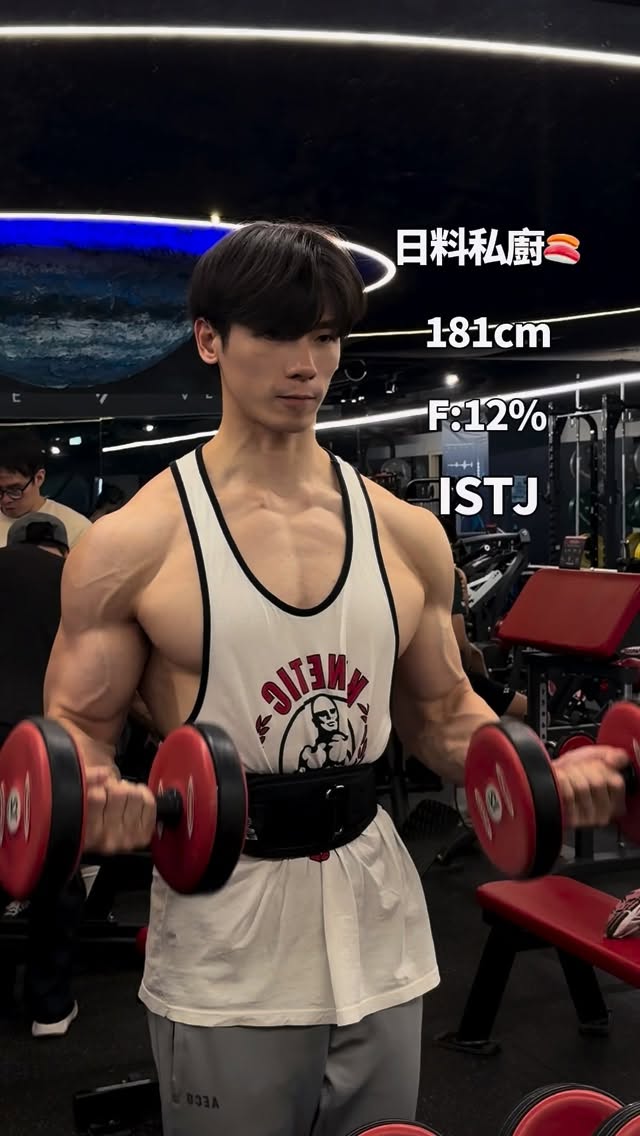 用料理交個朋友好嗎？
廚師也是我其中一個身分，如果我開店要來吃的舉手😄
#日料 #廚師#🍣#food