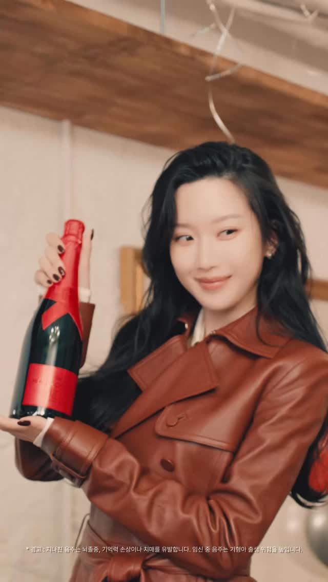 #제작비지원 From Paris to Seoul, we gathered to celebrate the season in the chic spirit of Moët & Chandon. From Saran to the world, we continue to share moments of togetherness and the timeless joy of celebration.
 
파리에서 서울까지, 모엣 & 샹동의 시크한 감성으로 연말 시즌을 함께 모여 축하했습니다. Saran에서 시작되어 전 세계로, 함께하는 순간과 시대를 초월하는 축하는 계속 이어집니다. 문가영과 모엣 & 샹동의 헤리티지가 어우러진 연말의 황홀한 분위기를 지금 바로 영상을 통해 만나보세요. @m_kayoung @moetchandon
 
Editor 김희수(미디어랩)
Film 할렉스
Fashion Stylist 윤애리
Hair stylist 백흥권
Makeup artist 이윤영
Nail artist 임미성
Set stylist 김도연
Assistant 이란영
 
#모엣샹동 #문가영