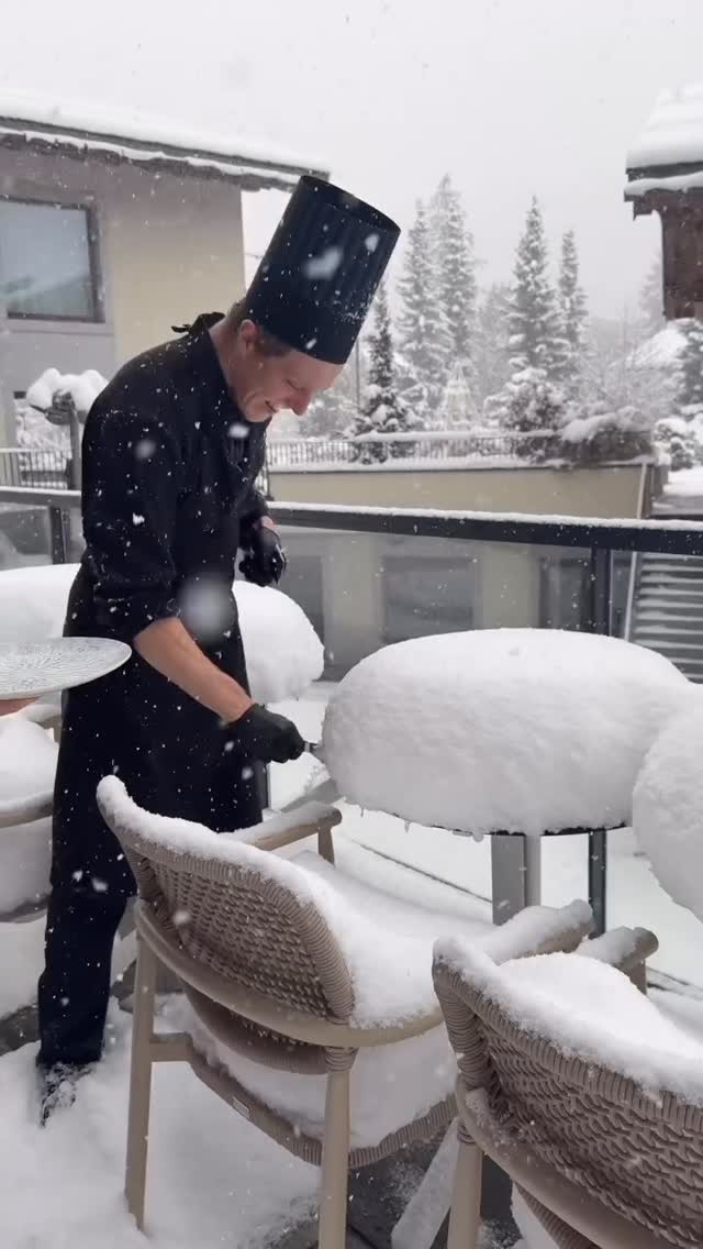 A fresh 25-cm snowfall in Megève and Novotel’s team couldn’t resist sampling it like cake ❄️🍰

📷 by: @novotelmegeve