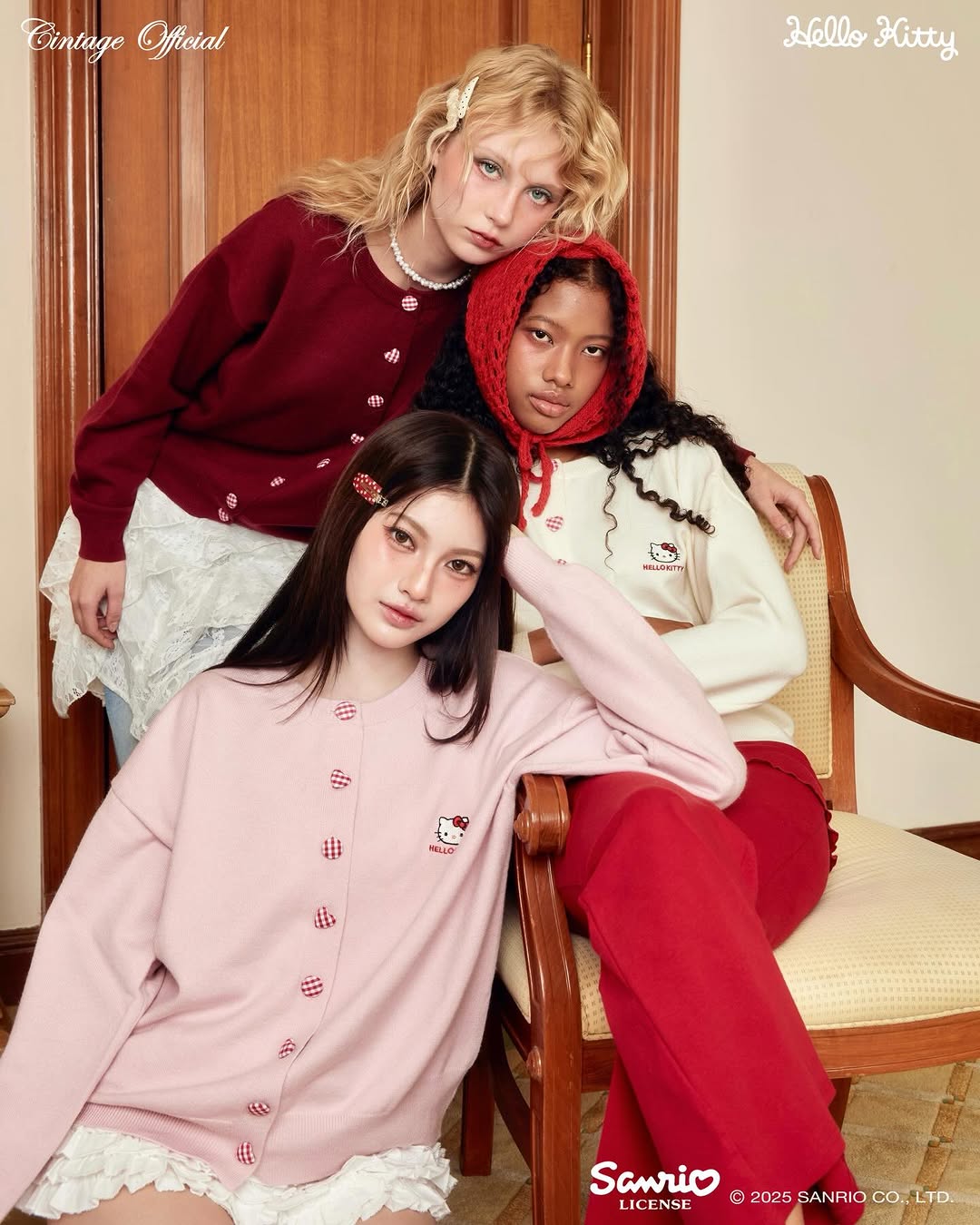 ❤️Cintage x Hello Kitty❤️Restock now 11dec 20:00PM
💭KT cardigan 890 baht (off-white , pink , red)
คาร์ดิแกน Hello Kitty เป็นงานปัก Logo ที่อกหน้า character และ logo นะคะ กระดุทปั้มสั่งทำพิเศษรูปทรงวงกลมกับหัวใจสลับกัน ปั้มด้วยผ้า cotton gingham สีแดง ไม่ซ้ำใครแน่นอนค่า

❤️ชายเสื้อติด logo cintage official สีแดง

❤️อก44” ไหล่20” ยาว24” ต้นแขน18” แขนยาว21.5” ปลายแขน6”-8”