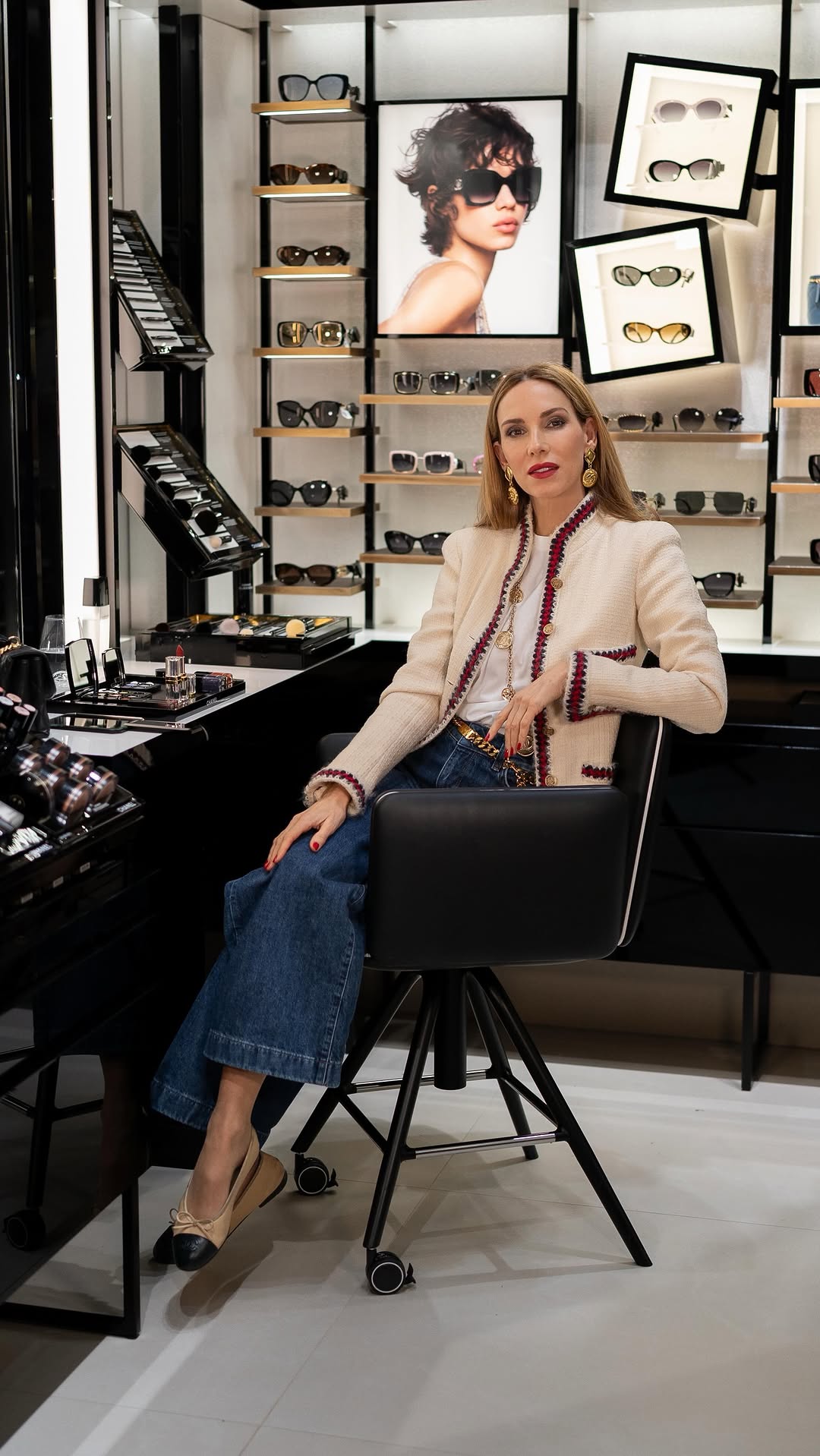 Werbung/Ad | GETTING READY WITH CHANEL BEAUTY. 
A luminous, celestial holiday look created for a captivating, radiant finish. Soft smoky eyes, sculpted cheeks and a modern red lip come together to echo the festive energy of the season, for an elegant, head-turning CHANEL moment. @chanel.beauty 

LARGE PALETTE LES 9 OMBRES — The New Singular
HOLIDAY COLLECTION:
Palette Nuit Astrale
Mascara NOIR ALLURE — Anthracite
LE VERNIS — 371 Cosmique
LE VERNIS — 369 Alchimiste
LIPSTICK 31 LE ROUGE — Rouge Camélia
LE CRAYON LÈVRES — Rouge Cérise
ROUGE ALLURE LAQUE — 558 Incandescent
ROUGE ALLURE LAQUE — 559 Nébuleuse
BLUSH JOUES CONTRASTE INTENSE — Grenat Profond
HIGHLIGHTER POUDRE LUMIÈRE — Ivory Gold
FACE POWDER LES BEIGES — Shade 30

#CHANELBeauty #CHANELMakeup #CHANELHoliday #ChanelHolidayLook #Les9Ombres NoirAllure 31LeRouge RougeAllureLaque LesBeiges ChanelNails ChanelLips ChanelGlow ChanelHoliday2024