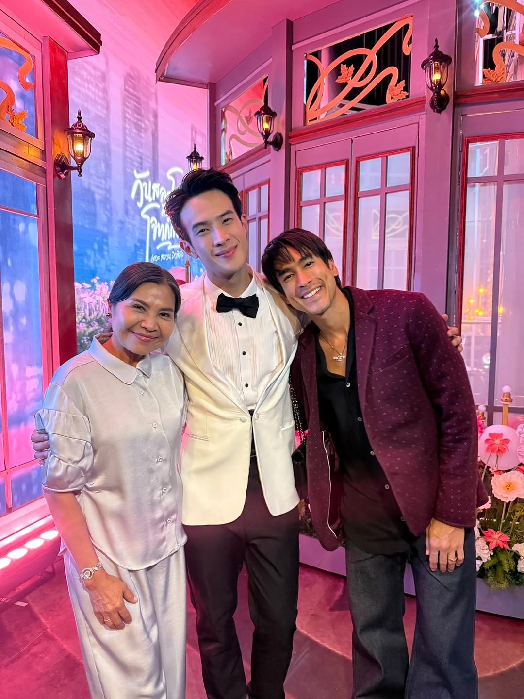 🥹ไม่อยากให้จบเลยจริงๆ อยากให้เพิ่มรอบ
ไอ้เจมส์เมิงงงงง ⭐️⭐️⭐️ ก้าวกระโดด👏🏻
ดูรอบสองก็ยังขำเหมือนเดิม แถมได้เห็นรายละเอียดของนักแสดงทุกคนเพิ่มอีกต่างหาก อิ่มโคตร💃🏻🪩🕺🏻
#วันสละโสดกับโจทก์เก่าๆเดอะสรวนมิวสิคัล 

เจมส์ และนักแสดงทุกคนที่อยู่บนเวที ทำให้ผมมีแรงบันดาลใจ ให้เอาไปเติมแต่งในศิลปะการแสดงอีกมากมายเลย ขอบคุณทุกคนนะครับ เสียวเจงๆ 🤭🤗

ปล.ชารีฟเจอมิเชลด้วย🤍 (รูปสุดท้าย)