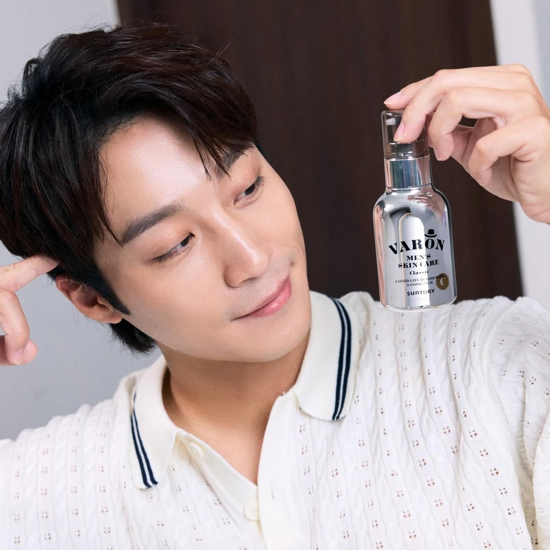 出外景的時候，很多人都覺得我的樣子看起來很年輕，結果上網一查，才發現我已經34歲，他們都嚇一大跳🤣
 
其實想看起來年輕、有質感，我覺得細節很重要！
所以除了平常有運動健身、多喝水之外，我也有好好保養肌膚👍
 
我一開始也覺得保養很麻煩，以講求快速的男生來說，瓶瓶罐罐很花時間，久了真的會偷懶，無法持之以恆
但後來用了這瓶日本三得利的「VARON汎倫 紳仕多效活顏精華」之後，就回不去了。
👉https://swe01.com/RGa0J
 
它是男性肌膚All in One保養，
等於化妝水＋精華液＋乳液多種功效一次搞定，洗完臉擦一下就完成，完全是懶人救星、講求效率的現代男性最愛。
 
汎倫透過日本專利的「WOW三滲透技術」，再加上專為男性肌膚添加的獨家成分，像威士忌釀造桶材精粹、烏龍茶精粹，再搭配肌醇跟六胜肽，可以延緩老化、改善暗沉、讓肌膚看起來更有光澤✨
 
我自己用起來的感覺是——吸收超快、不黏、不油
用一陣子之後肌膚變得很穩定，不容易出油、也比較保濕😁
出外景上妝也都不太用補妝，真的是超多網友問我臉是怎麼保養的，肌膚那麼好。
 
現在汎倫有限時體驗活動，經典款20ml首購只要$390
日本製造品質很安心，而且全台免運費！
快趁現在試試👉https://swe01.com/RGa0J
 
我知道很多男生覺得保養很麻煩，但其實像這瓶一瓶搞定，不花時間又有感，氣色好、看起來乾淨有精神，給人的感覺真的會很不一樣
 
成為質感男子的第一步，就從VARON汎倫開始。
 
#三得利 #汎倫 #男人極簡保養 #VARON汎倫