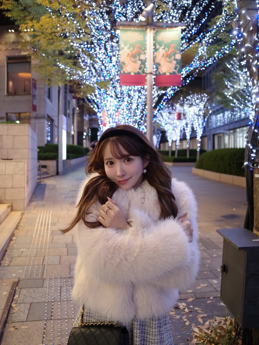 イルミネーション❄️⟡ ݁₊ .

ふわふわとツイードワンピの
とびっきり冬っぽいコーデで🪄

白のツイードワンピは
リボンの位置が自由自在なので
いろんなとこにつけてみてね🎀

明日(12/3)発売アイテム🤍

ZOZOTOWNで11:00から先行販売開始です♡
初日限定の1000円クーポンも発行するので
ぜひこの機会にお得にお買い物してね🫶🏻
@mistreass_official