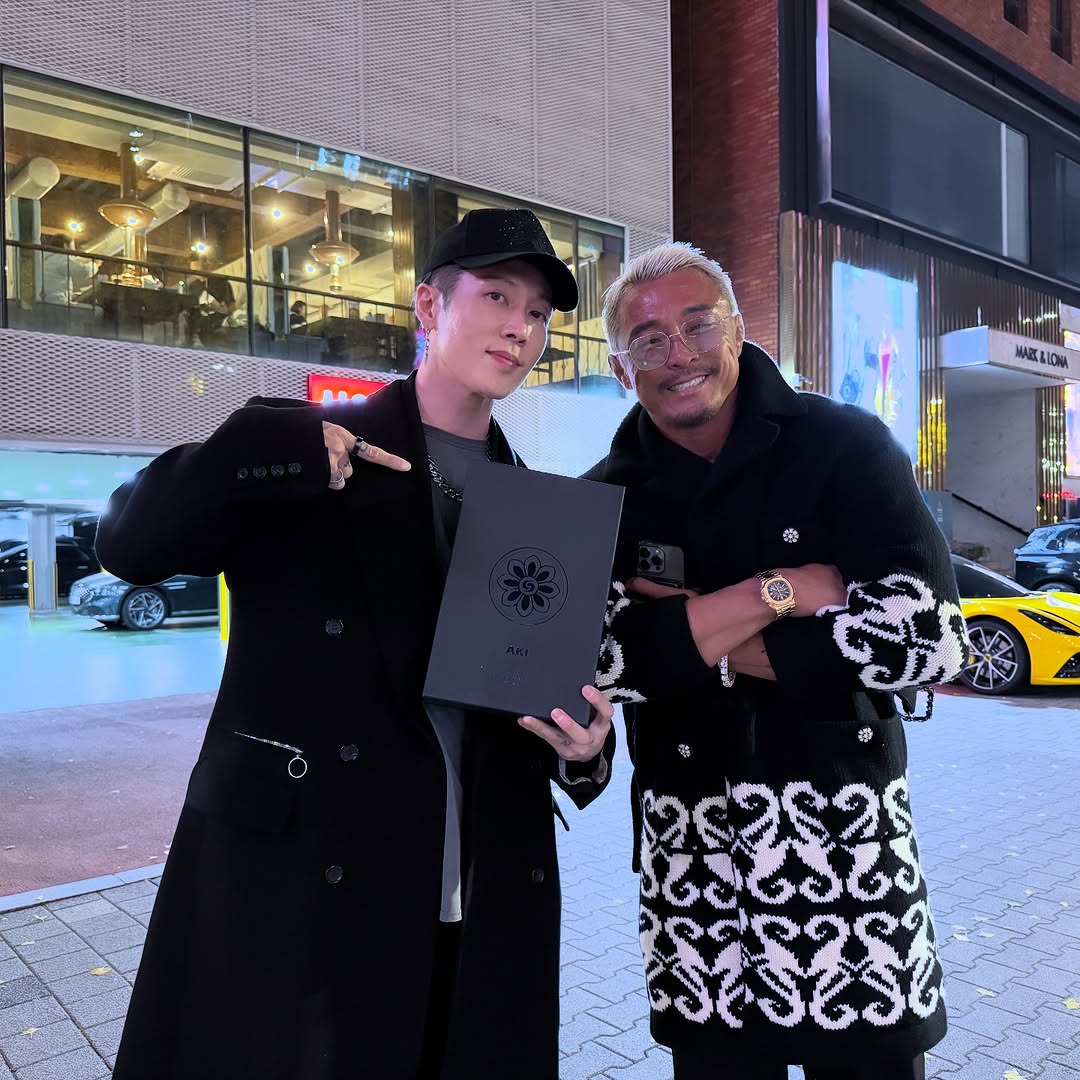 With hyon @akiyamachoo 

ソウルにて秋山さんと

まさかの遠い親戚でした

血はつながってないですが
心は共鳴しています

秋山さんのお酒もいただきました🙏🏻

いくつになってもギラギラセクシーでいきましょう

🔥🔥🔥🔥