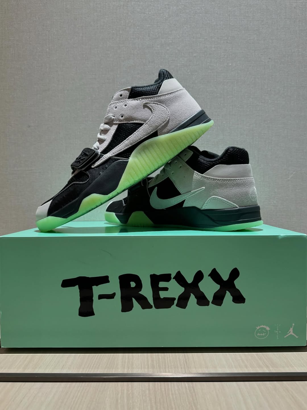 glow in the dark💚