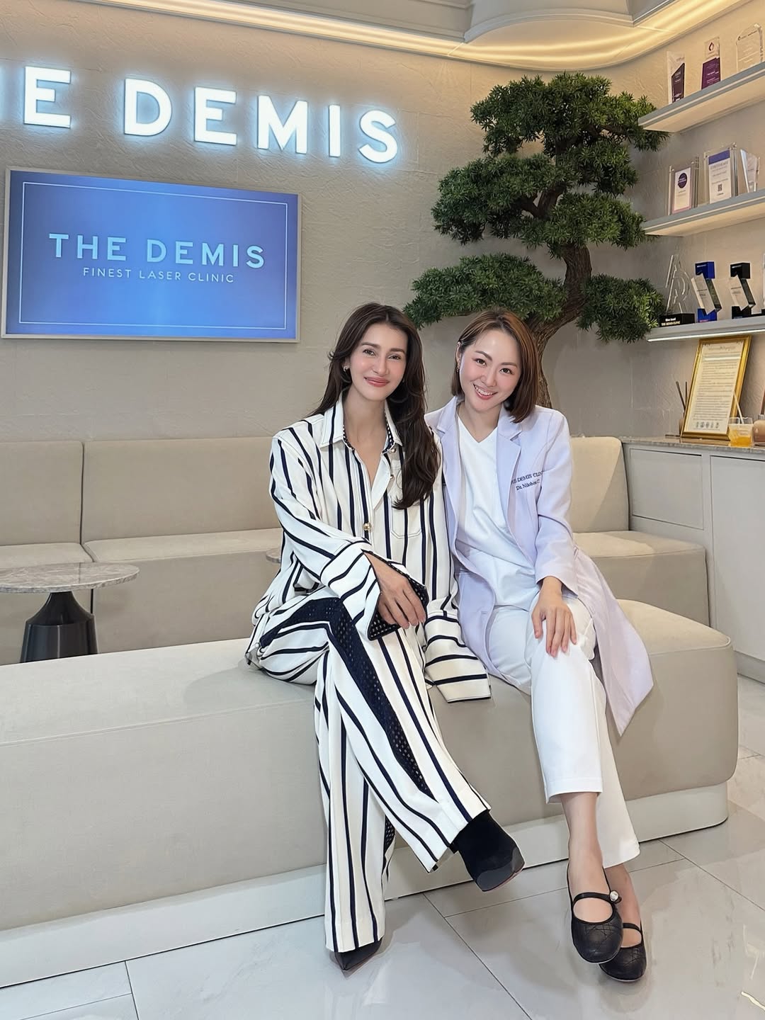 อีกหนึ่งเดือนจะปีใหม่ สิ่งแรกที่แอนต้องทำคือรีบมาหาคุณหมอหลิน @drlin_thedemis บอกคุณหมอว่าอยากทำอะไรกับหน้าแอน ตามใจคุณหมอเลยค่ะ เพราะไว้ใจใน @thedemis ที่สุด

ขออย่างเดียว ขอหน้าสวย ๆ กลับบ้านนะคะคุณหมอ❤️