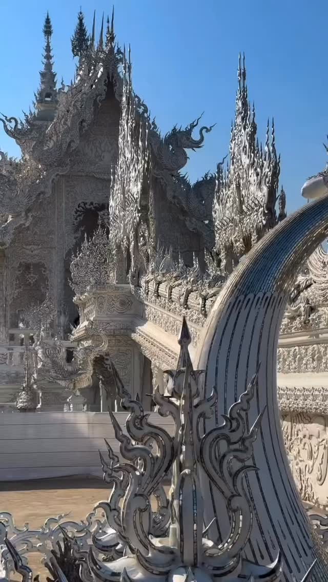 @japan.no.1 shows us the Wat Long Kung (White Temple) in Chiang Rai, Thailand 🇹🇭.