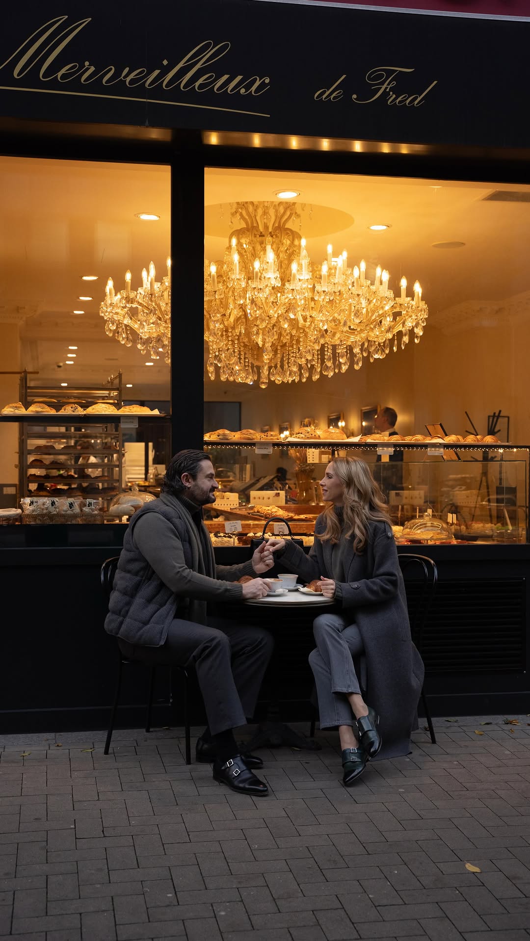 My partner and I spent a wonderful day in our hometown Düsseldorf in our favourite outerwear pieces from the @falconeriofficial Ultrasoft and Undyed Cashmere Collection. Our day started with a coffee and croissant at a French café I love, before we wandered through town to catch some pre-XMAS vibes. The outerwear pieces from the Ultrasoft and Undyed Cashmere Collection feel incredibly light and smooth against the skin, with a natural warmth that makes layering easy and refined. The beautiful, pure tones are wonderfully elegant and make amazing monochrome head to toe ensembles which I especially enjoy during the colder season! #falconeri #purecashmere #cashmereoutwear #undyedcashmere #ultrasoftcashmere | Werbung/AD