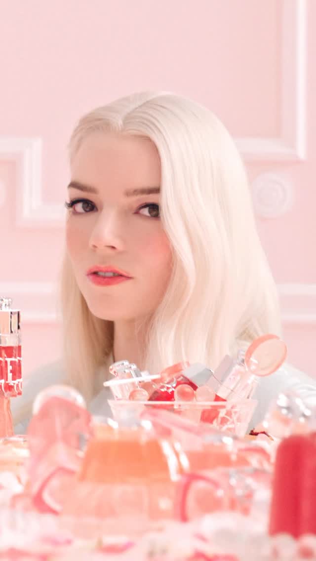 @AnyaTaylorJoy can’t resist Dior Addict Lip Glow Oil 041 Peachy shade in the Juicy finish. Irresistibly shiny and iconic.

#DiorBeauty #DiorMakeup #DiorAddict