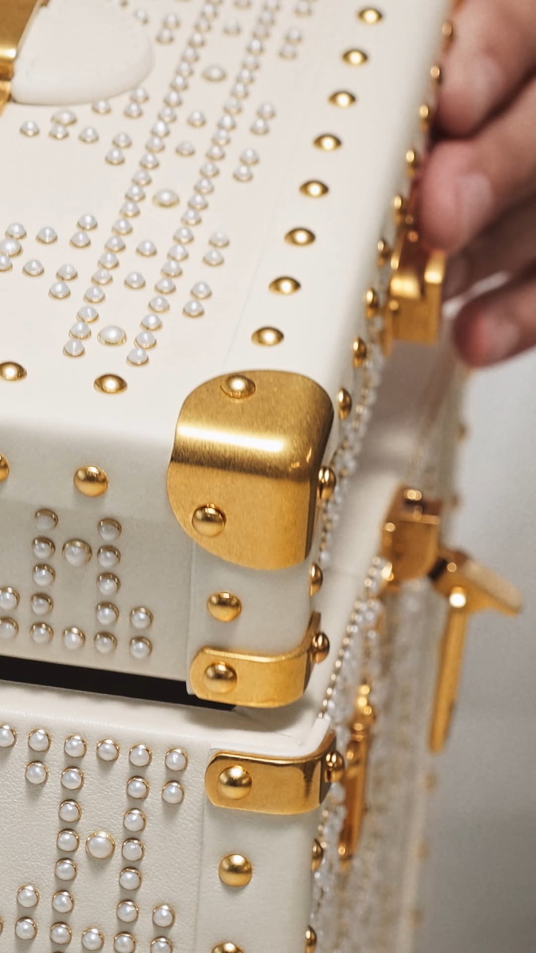 To recreate the iconic Dior cannage, 5000 white pearls are studded by hand one by one, echoing the way Château d’Yquem’s golden grapes are carefully handpicked.
 
#DiorBeauty #DiorSkincare #DiorlOrdeVie