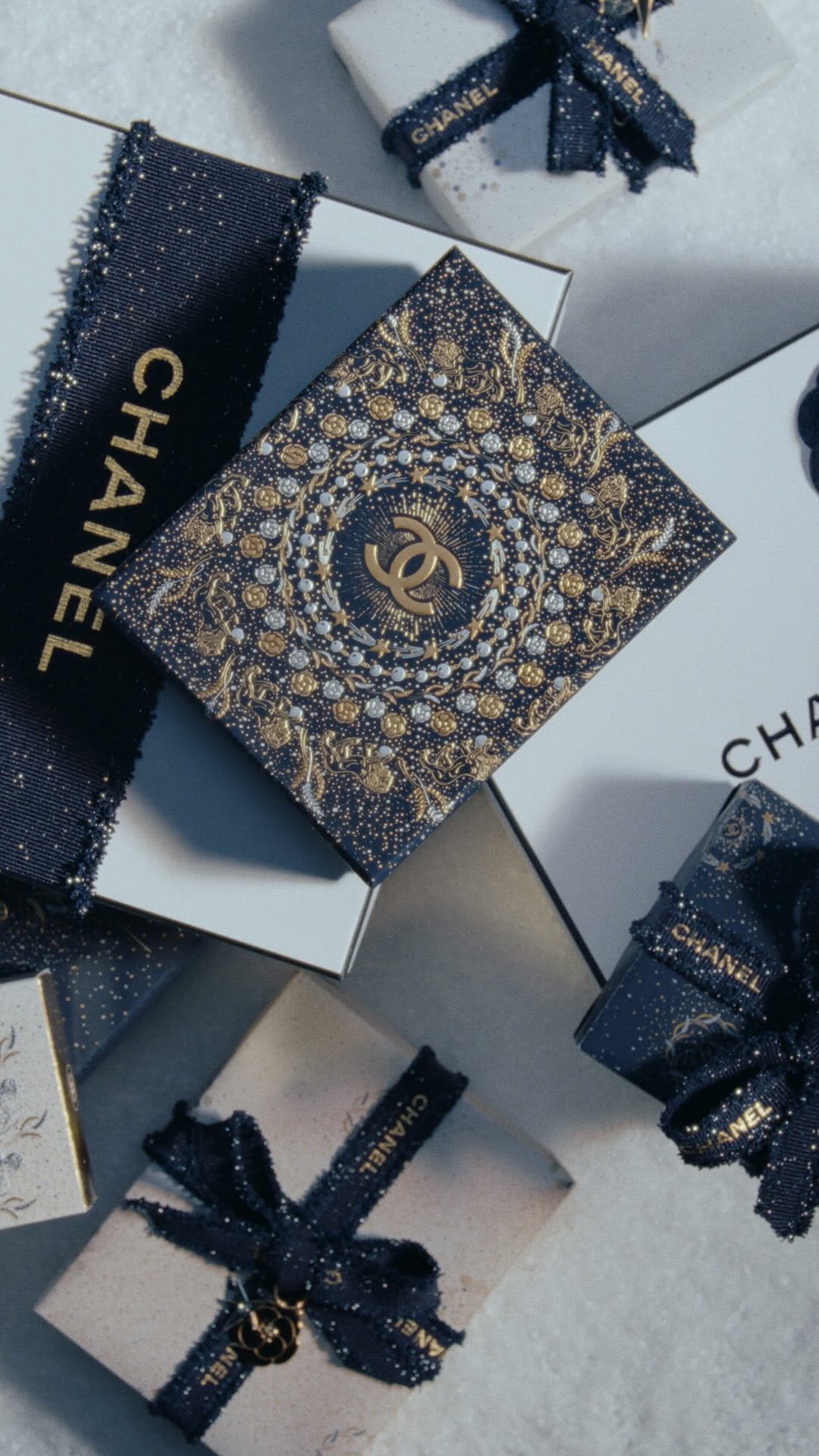 CHANEL WINTER CONSTELLATION.
A constellation of 5 emblematic CHANEL symbols adorns your gifts this winter, making them positively unique. Set out to discover a constellation of enchanted gifts, presented in wrapping created just for the holidays.
 
#CHANELWinterConstellation #CHANELMakeup #CHANELFragrance #CHANELSkincare #CHANELHoliday