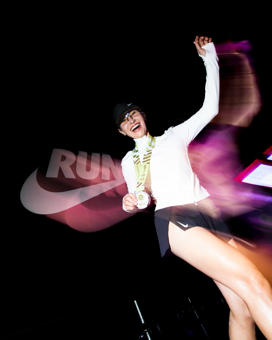 ตื่นเที่ยงคืน!
นอนสองทุ่ม!
วิ่งตีสอง!
จบตีสี่!

แต่..ทำไมยังรู้สึก fresh สนุก กระตือรือร้น และมีพลังอยู่ตลอดเวลา? 😅 ถึงแม้เวลาจะดูโหดเหี้ยมมาก😂

ไม่รู้เกิดอะไรขึ้นกับตัวเอง แต่ที่แน่ๆ
สนามหน้าเตรียมเข้าป่า!ไป trail 🏃‍♀️🌲 ต่อแล้วค่ะ😍

ขอบคุณ #teamnike @vrot @napassorn @parsopha ที่สนับสนุนแอนทุกสนามนะคะ🙏

@nikerunning #nikethailand
#AmazingThailandMarathon2025