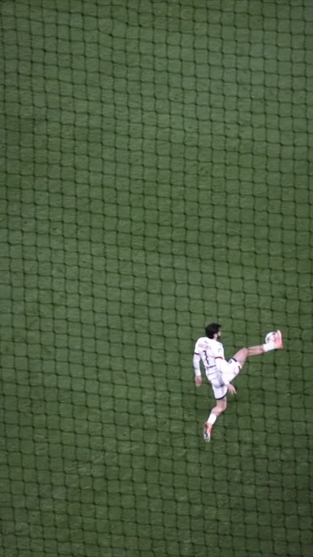 Kvara’s insane control (again) 🤯🦅