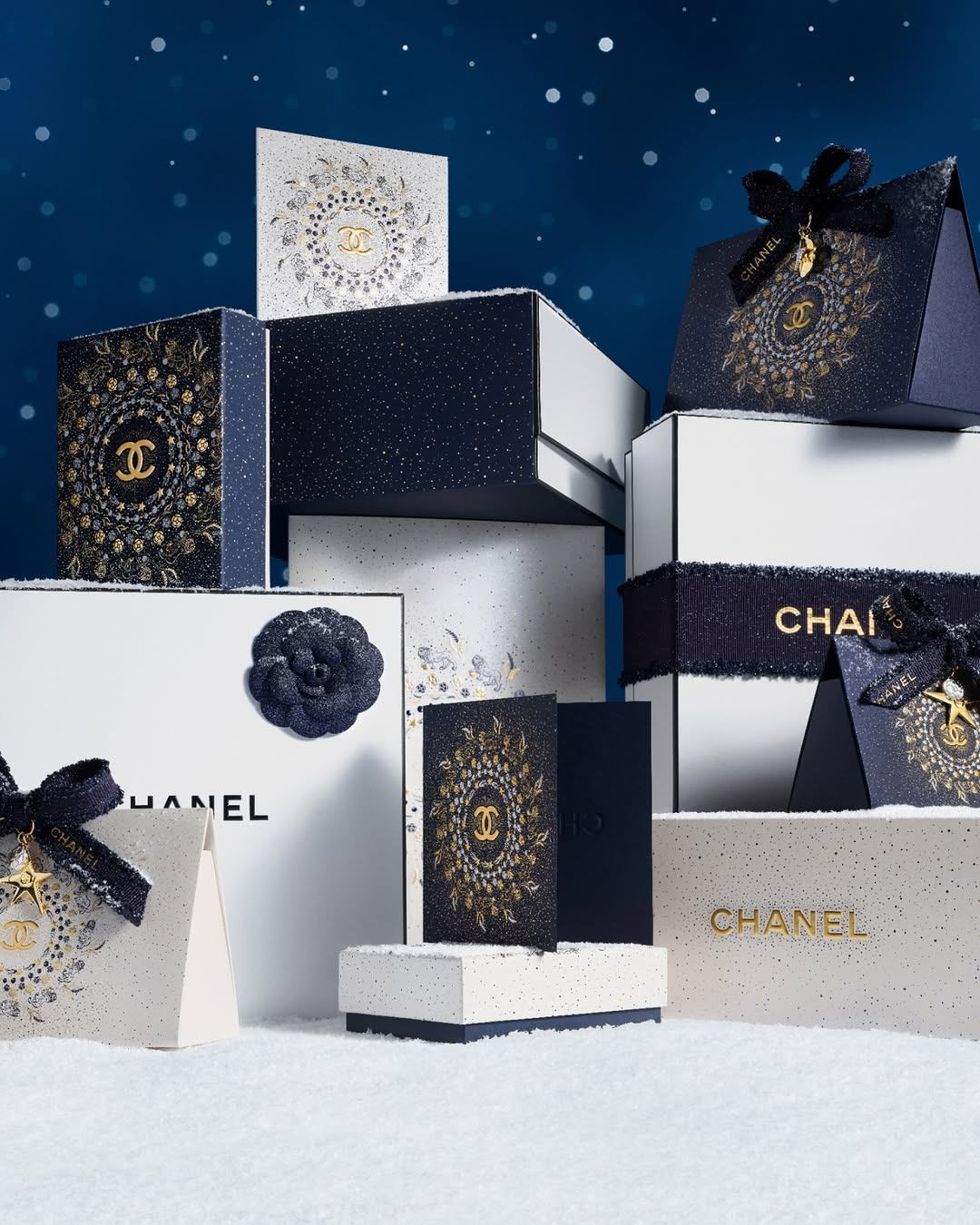 The art of detail by CHANEL.
Elevate and personalize your gifts with exceptional wrapping and charms that were created just for the holidays and make the season even more magical.
 
#CHANELWinterConstellation #CHANELMakeup #CHANELFragrance #CHANELSkincare #CHANELHoliday