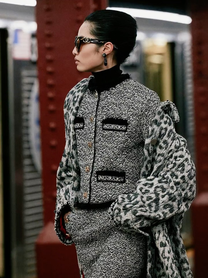 Midnight in Manhattan – Art Deco dress slashed and worn over chinos. Inlaid, embroidered, textured, tailored: the emblematic black and white of the House takes centre stage. 
Métiers d’art 2026 collection Matthieu Blazy for CHANEL

See more at chanel.com

#CHANELMetiersdArt #CHANELShow @Matthieu_Blazy @Le19M @Maison_Lemarie @MaisonMichel @Lesage @Massaro_Paris @Goossens_Paris @AtelierMontex @SunMizrahii @VarshaThapa @DidiDegand @ErikaBarletta__ @Yangyangchen02 @Ajah_Angau @Poslastecharnica @Darthnoor