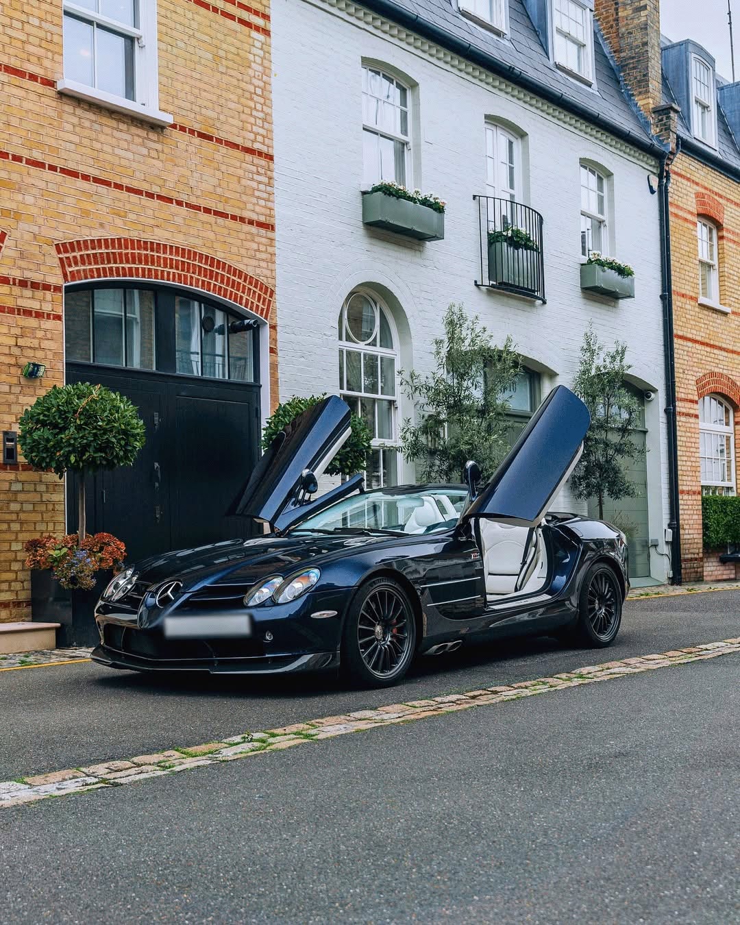 The passenger door's open, hop in and let's go for an afternoon adventure.

📷 @jaidenkundi for #MBfanphoto 

#MercedesBenz #MBclassic #SLRRoadster