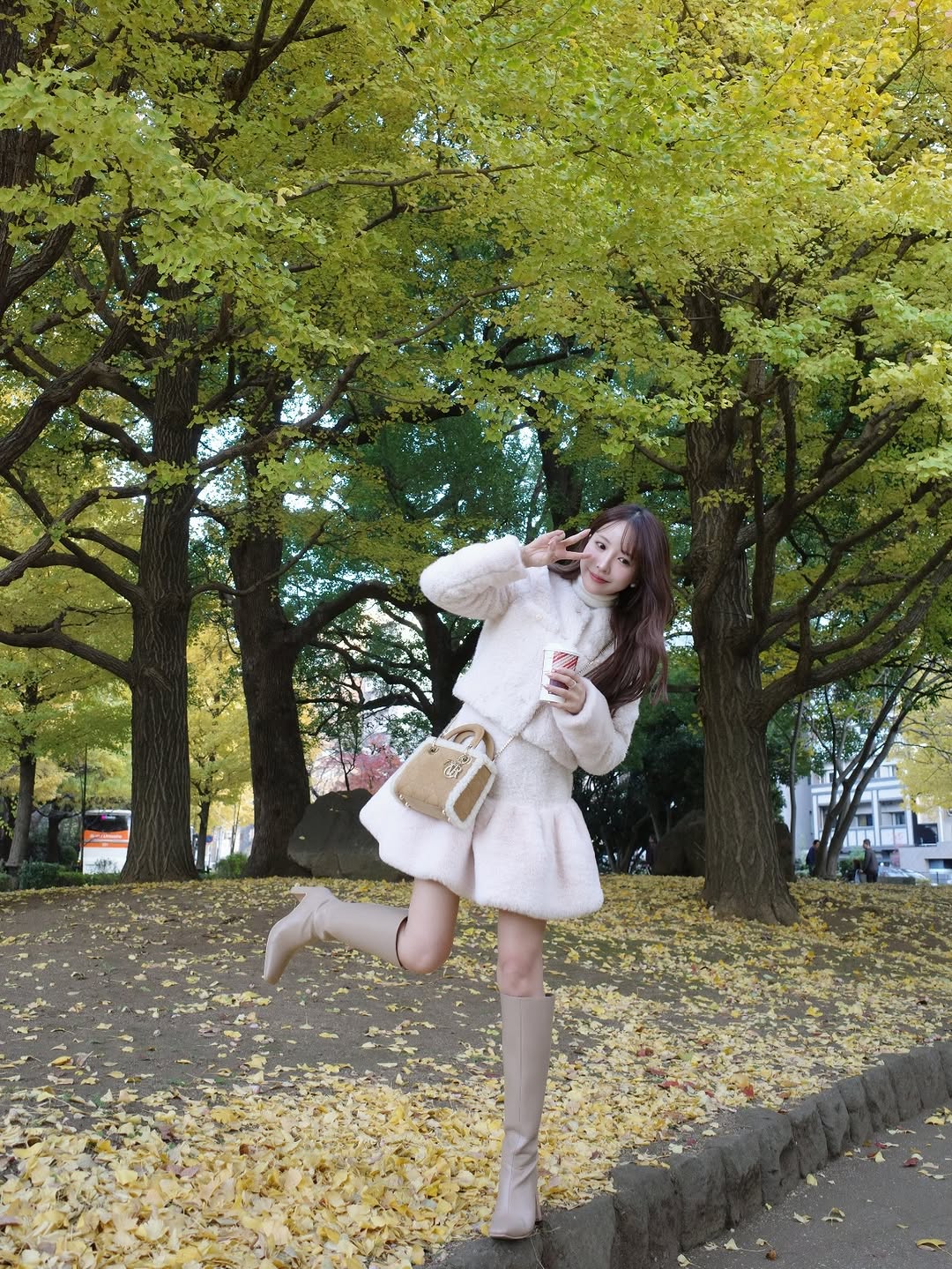 🌲💛

銀杏ともギリギリ写真撮れた🫶🏻
12月も今年最後まで頑張ります₍ᐢ ⸝⸝- ̫ -⸝⸝ ᐢ₎

セットアップは今週発売アイテム♡
展示会で1番人気だったアイテム🎀

昨日の投稿はアウターの方だけ着てたよ🤎
着回しもしやすくて、
スカートが歩くたびに揺れるのがお気に入り🪿
@mistreass_official

#銀杏 #銀杏並木