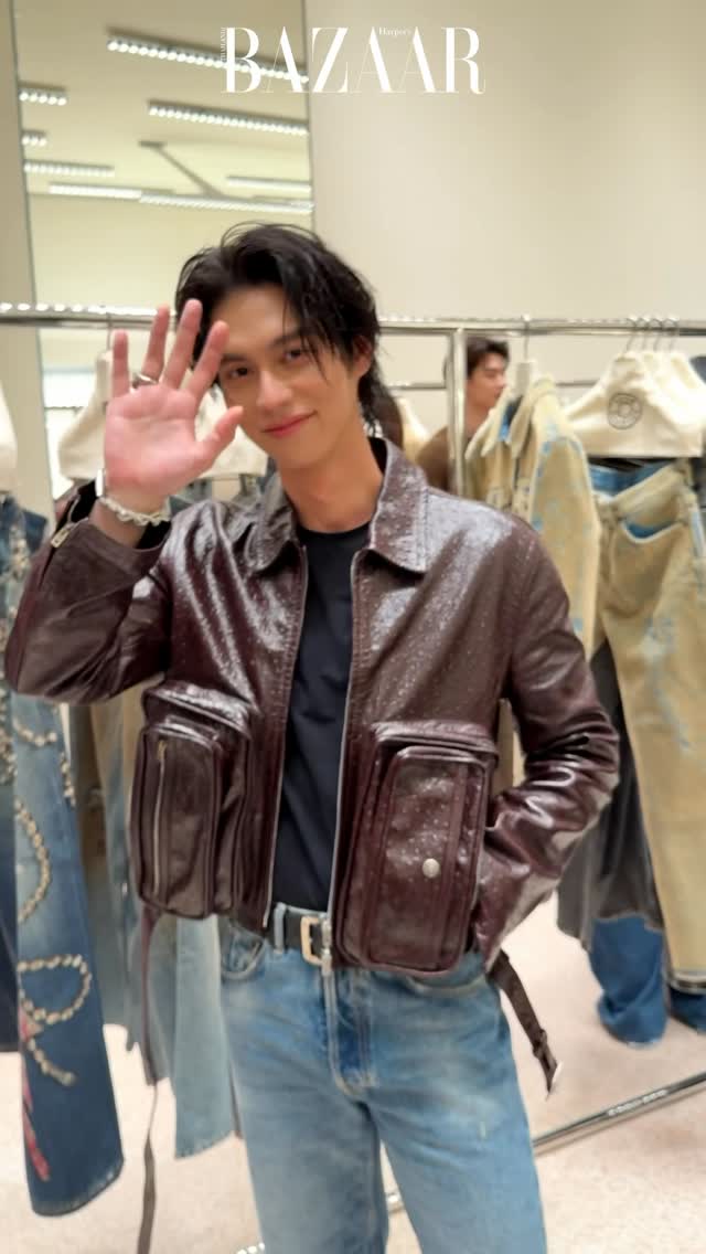 #BAZAARReports เหล่าคนดัง ไม่ว่าจะเป็น ไบร์ท วชิรวิชญ์, นานิ หิรัญกฤษฎิ์, มีน นิชคุณ, ต้าเหนิง กัญญาวีร์, จูเน่ เพลินพิชญา, ณิชา ณิชาณัฏฐณิชา, ออฟ จุมพล และ กัน อรรถพันธ์ ตบเท้าเท้าร่วมงาน เปิดร้าน Acne Studios Bangkok สาขาแรกในประเทศไทย ณ ศูนย์การค้าสยามพารากอน

#AcneStudio
#BAZAARThailand