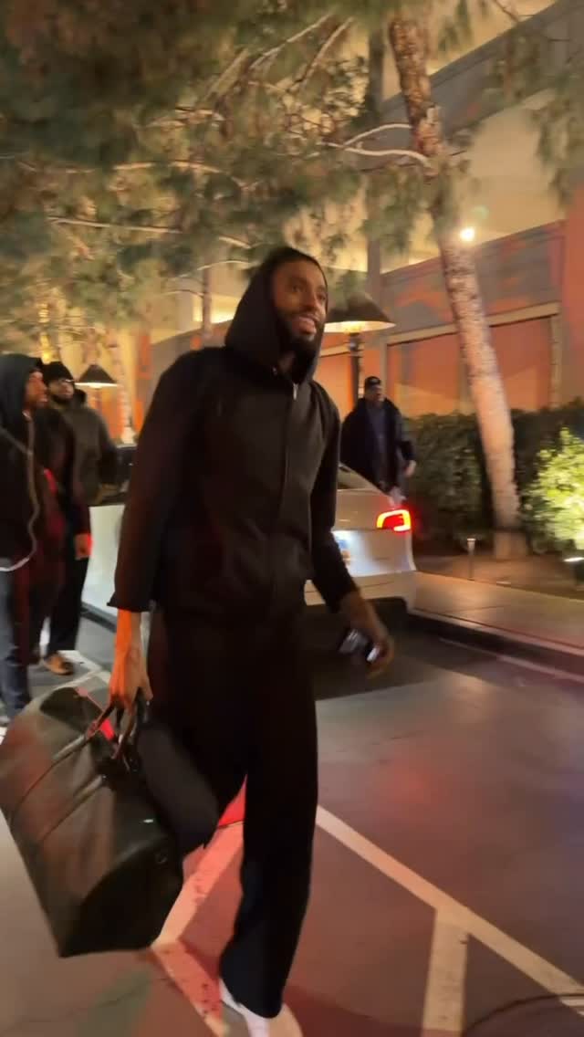 The Knicks have touched down in Las Vegas 🫡

They will battle the Magic in the @emirates NBA Cup Semifinals on Saturday at 5:30pm/et on Prime!