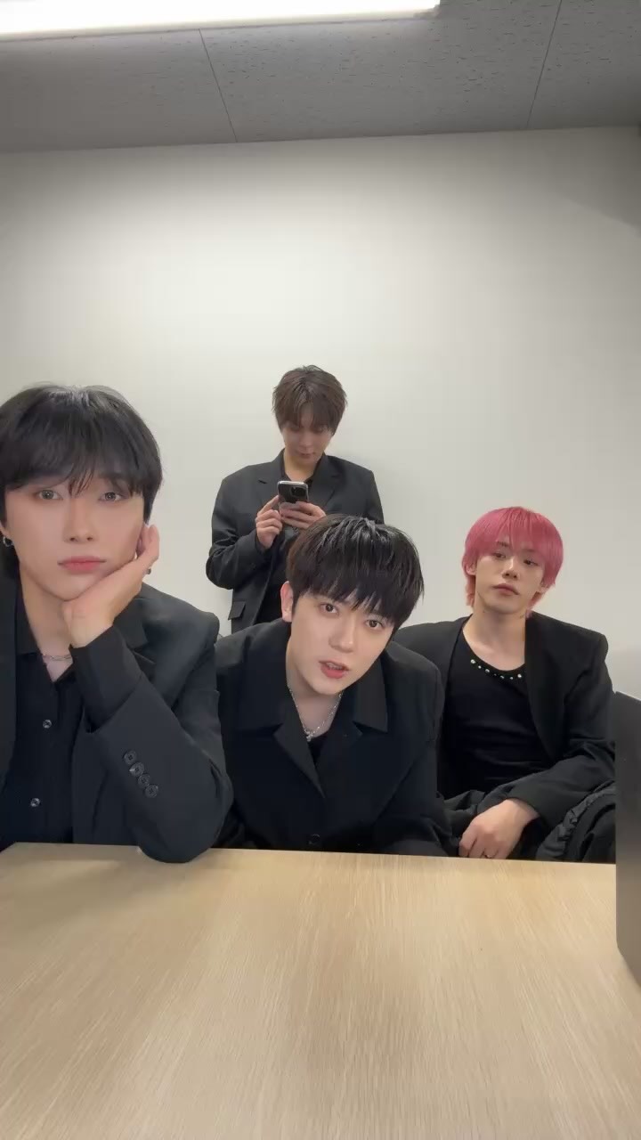 💚대기중에잠깐

—

OMEGA X THE FIRST GLOW ✨
➡️ https://starglow.io

#OMEGA_X #오메가엑스 #OX_N #오엑스엔 #TheFirstGlow #StarGlow