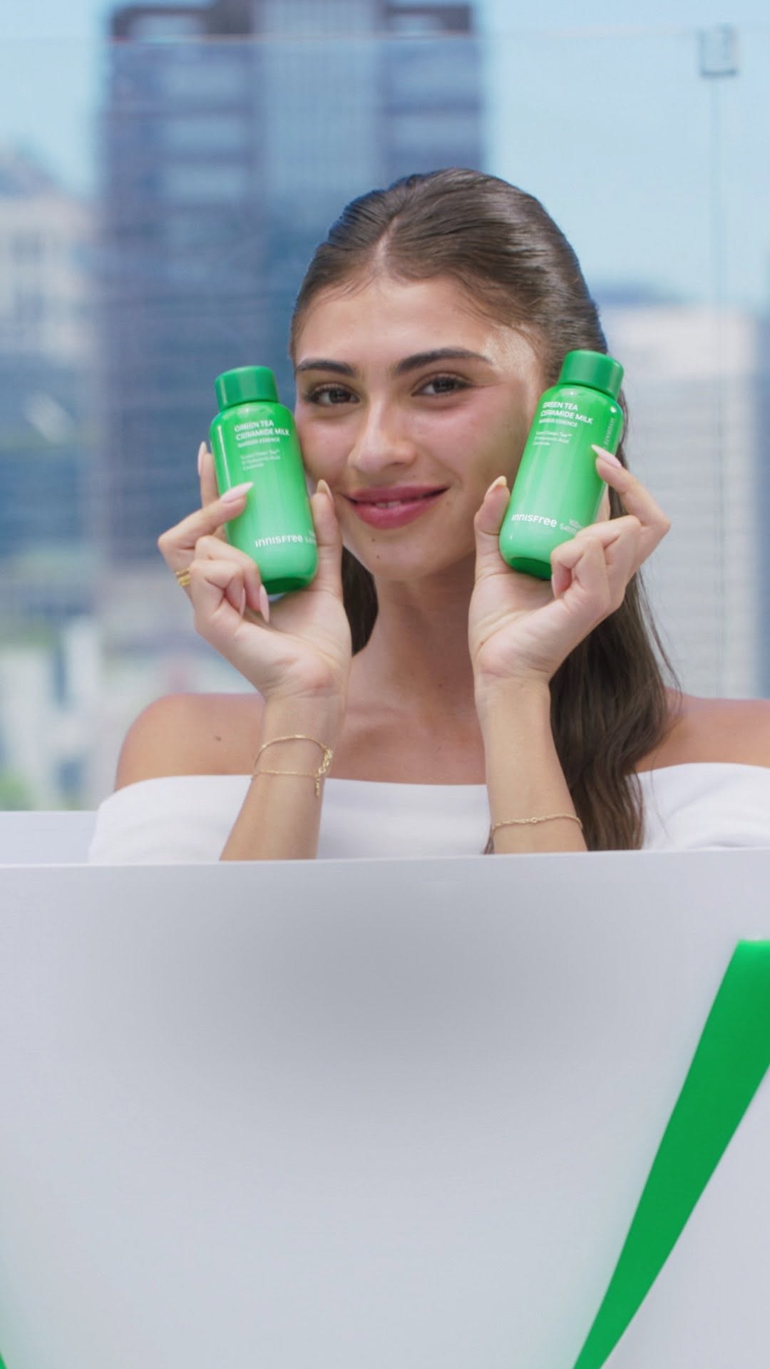 ⠀
【 Green Tea Ceramide Milk X GT Friends ‘Bella’ 】​

— @bellarmrz
Bella's Korean skincare haul ✨​

​Hydration, barrier care, refreshing & light milky texture

#GreenTeaCeramideMilk
"𝐈 𝐤𝐧𝐨𝐰 𝐢𝐭'𝐬 𝐚𝐥𝐥 𝐭𝐡𝐞 𝐬𝐚𝐦𝐞 𝐩𝐫𝐨𝐝𝐮𝐜𝐭 𝐛𝐮𝐭 𝐢𝐭'𝐬 𝐣𝐮𝐬𝐭 𝐭𝐡𝐚𝐭 𝐠𝐨𝐨𝐝."

#INNISFREE #readytosupercharge 

【 그린티밀크보습에센스 X GT Friends ‘Bella’ 】​

벨라의 데일리 루틴 속, ​
새로운 코리안 스킨케어 하울이 시작돼요✨​

보습·진정·장벽케어 — ​
세 가지 힘을 한 방울에 담은 그린티밀크보습에센스 💧​

​가볍게 스며들어 하루 종일 빛나는 피부!​
매일 쓰고 싶은 필수 루틴, @bellarmrz 와 함께해보세요.​

​𝗟𝗜𝗚𝗛𝗧𝗪𝗘𝗜𝗚𝗛𝗧, 𝗘𝗙𝗙𝗢𝗥𝗧𝗟𝗘𝗦𝗦, 𝗘𝗩𝗘𝗥𝗬 𝗗𝗔𝗬.​

#이니스프리 #그린티밀크보습에센스