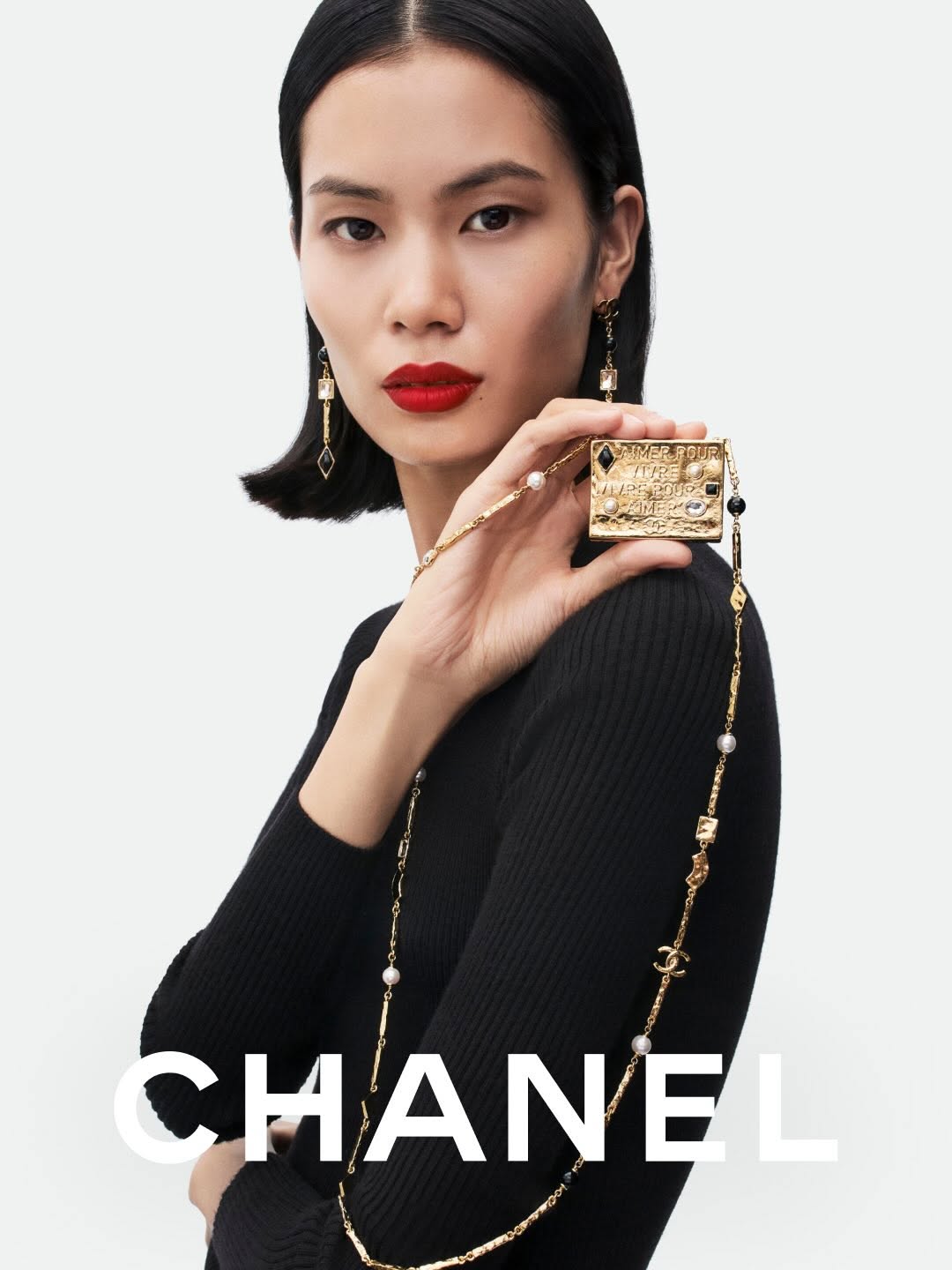 All adazzle.
Pop colours, festive and precious textures: an exclusive selection of accessories captures the magic of the festive season.
 
Discover the selection in boutiques now.
 
See more at chanel.com
 
#CHANEL