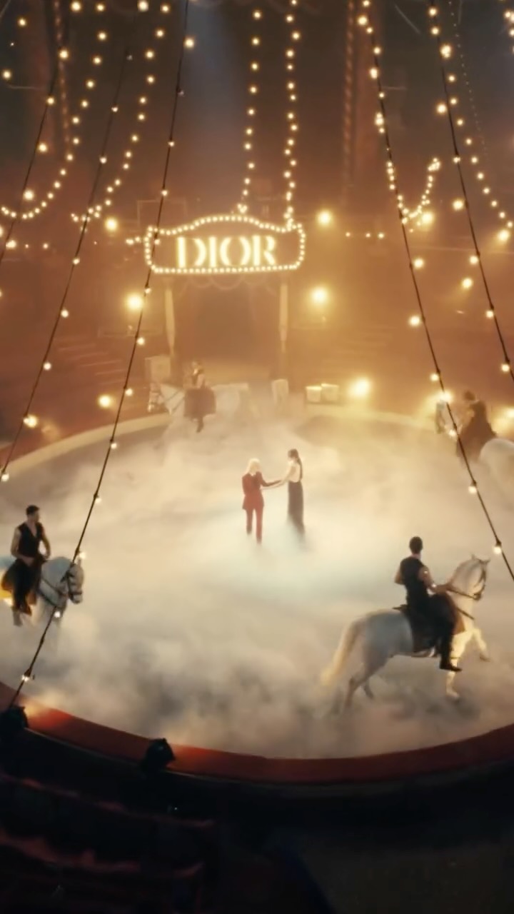 In the grand finale of the Circus of Dreams, @AnyaTaylorJoy and @DevaCassel celebrate the art of giving, the Dior way.
 
#DiorBeauty #DiorHoliday