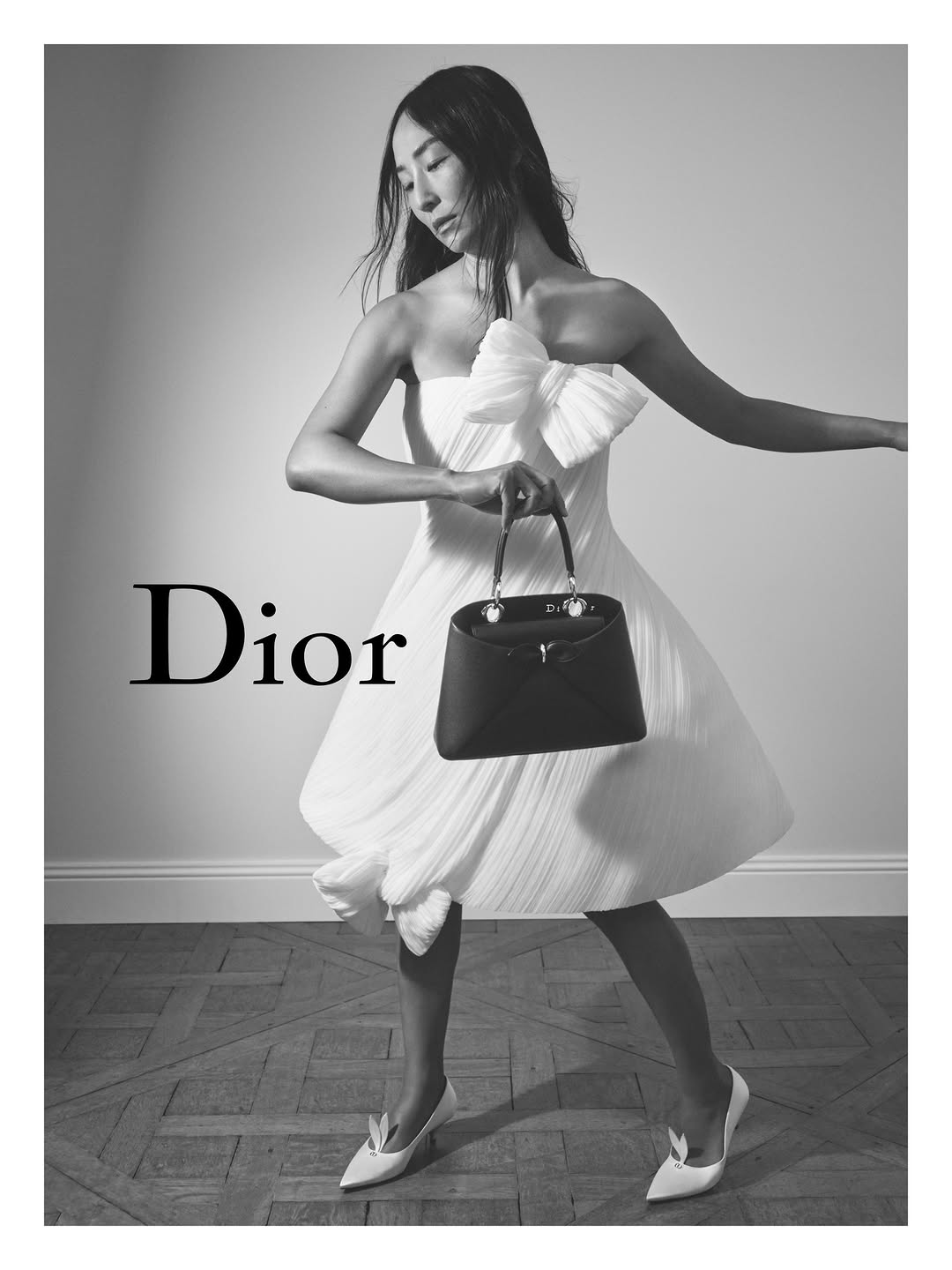 Dior Spring Summer 2026 campaign featuring Greta Lee

Discover the first chapter of Jonathan Anderson’s collections in stores and on Dior.com 

Creative direction Jonathan Anderson
Photography David Sims
Styling Benjamin Bruno
Hair Guido Palau
Makeup Yadim
Set design Poppy Bartlett
Manicurist Ama Quashie