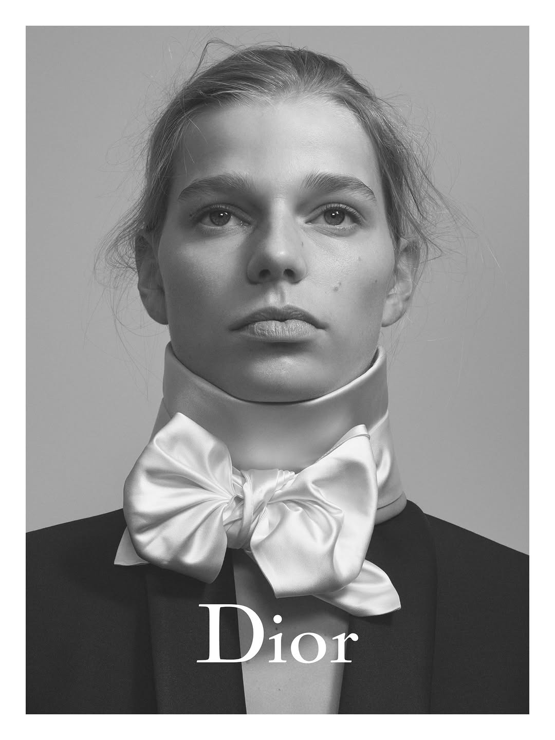 Dior Spring Summer 2026 campaign featuring Saar Mansvelt

Discover the first chapter of Jonathan Anderson’s collections in stores and on Dior.com 

Creative direction Jonathan Anderson
Photography David Sims
Styling Benjamin Bruno
Hair Guido Palau
Makeup Yadim
Casting Ashley Brokaw
Set design Poppy Bartlett
Manicurist Ama Quashie