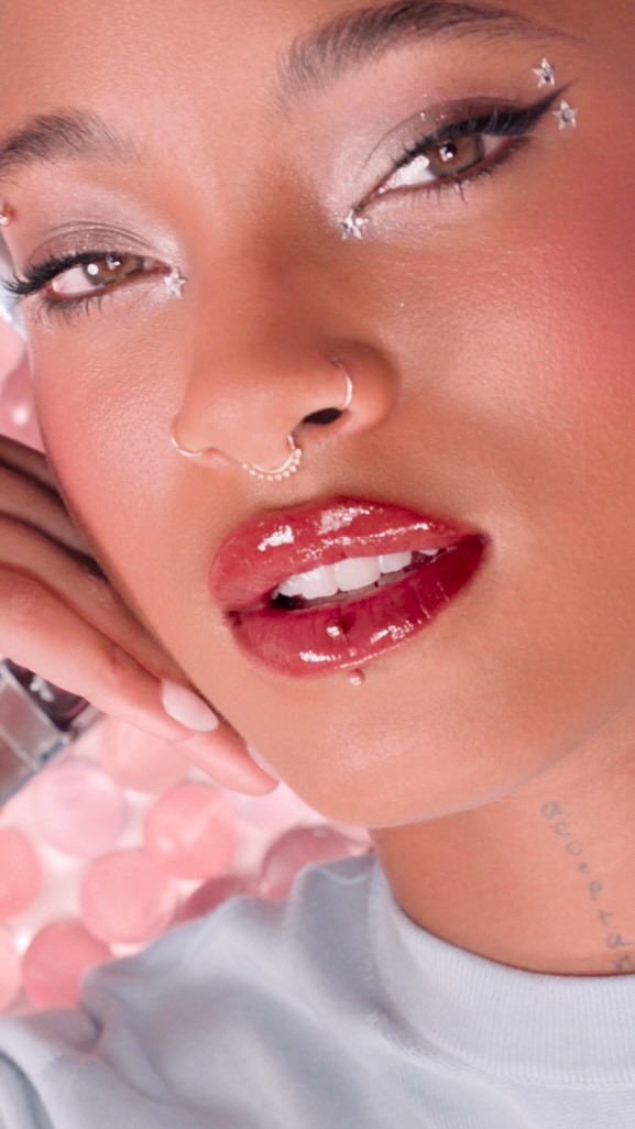 @WillowSmith makes a statement with Dior Addict Lip Glow Oil in 104 Black Cherry. The Glaze finish melts onto her lips like a glossy glaze – bold, ultra-smooth, and drenched in intense, mouthwatering color.

#DiorBeauty #DiorMakeup #DiorAddict