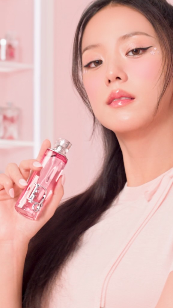 Dior Addict Rosy Glow leaves @Sooyaaa__ glowing with delight. Sparkling and irresistible, Rosy Glow is a true olfactory confection that sparks instant wonder and immediately has you craving more.

#DiorBeauty #DiorParfums #DiorAddict