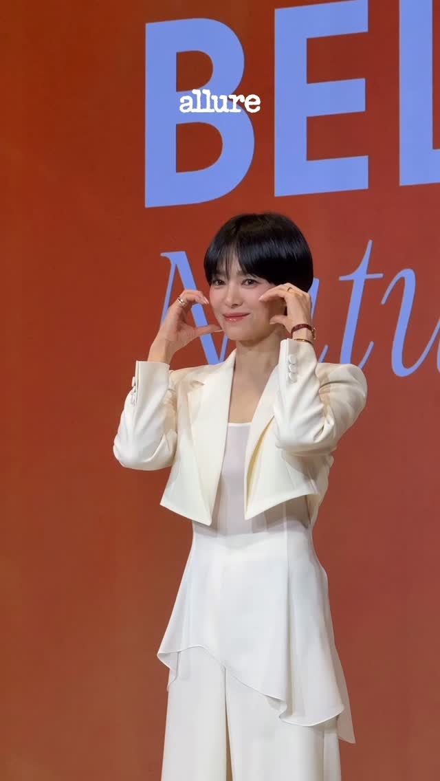 #광고
멀츠 에스테틱스가 벨로테로® 아시아퍼시픽 앰배서더로 송혜교를 선정하고 새로운 캠페인을 공개하는 행사를 진행했습니다. 벨로테로®는 안전하고 자연스러운 주름 개선과 볼륨 회복 효과가 뛰어난 히알루론산(HA) 필러로, 20년 넘게 전 세계에서 사랑받고 있는데요. 이번 캠페인을 통해 ‘자연스러운 아름다움의 가치를 담아(Nature is in the Details)’라는 이벤트를 통해 새로운 챕터의 시작을 알렸습니다.

행사장 곳곳은 벨로테로®의 역사와 기술력을 느낄 수 있는 다채로운 체험존은 물론 멀츠 에스테틱스가 오랜 시간 지켜온 가치와 방향성을 고스란히 느낄 수 있는 이벤트로 가득 채워졌습니다. 첫 공식 석상에 나선 앰배서더 송혜교가 생각하는 아름다움에 관한 이야기도 빼놓을 수 없었죠. 진정한 아름다움으로 가득했던 현장을 영상으로 만나보세요!

#NatureIsInTheDetails #BELOTERO #MerzAesthetics #벨로테로 #송혜교 @merzaesthetics_kr @merzaesthetics_apac @kyo1122