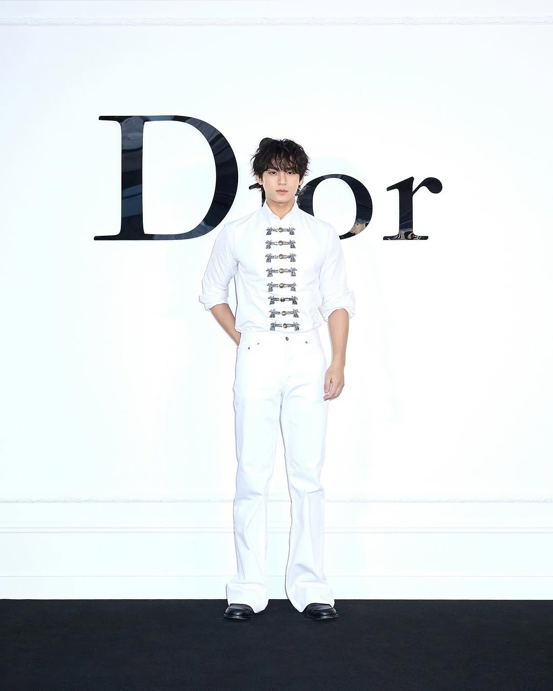 #협찬 
조나단 앤더슨의 디올 데뷔 컬렉션을 기념해, 성수에 위치한 디올 컨셉 스토어가 새로운 모습으로 변신했습니다. 디올 최초의 부티크 ‘콜리피셰’에서 영감을 받은 박스 오브제와 몽테뉴 30번지의 그레이 컬러, 다양한 오브제를 활용한 공간 연출이 마치 하나의 전시처럼 펼쳐집니다. 

조나단 앤더슨이 새롭게 해석한 디올의 NEW 아이콘도 만나볼 수 있습니다. 레이디 디올과 북 토트, 디올 보우 백, CD 버클이 돋보이는 노르망디 백, 로디 슈즈와 아치 로퍼까지. 클래식한 아이템들이 조나단 특유의 위트와 실험적인 감각으로 새롭게 재해석 됐습니다. 

1월 7일 열린 론칭 이벤트에는 앰배서더 김연아, 한소희, 남주혁, 민규, 배우 노정의, 김민주, 보이 그룹 코르티스가 참석해 새로운 디올의 시작을 함께했습니다. 

디올의 과거와 미래가 만나는 순간✨
조나단 앤더슨의 첫 디올 컬렉션은 지금 디올 성수에서 만나볼 수 있습니다. 

#Dior @dior