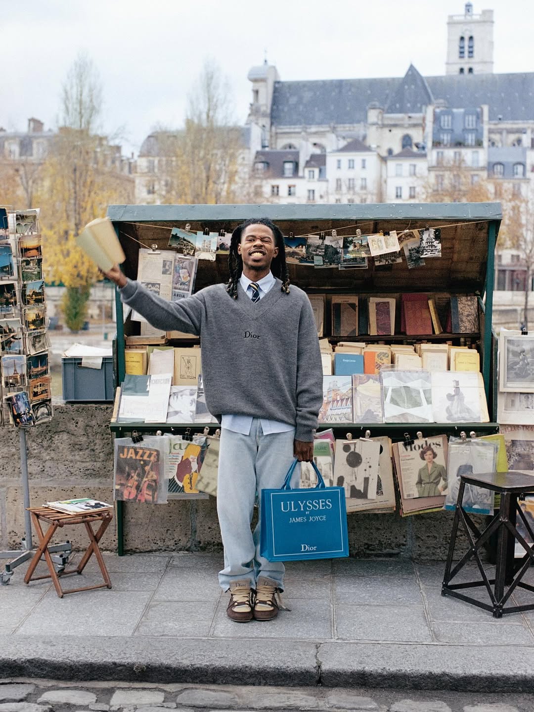An homage to the joy of reading. 
 
To mark the arrival of the new Dior Book Cover Totes, photographer Angèle Châtenet captures a variety of writers, booksellers and literature lovers among the iconic bouquinistes stalls along the banks of the Seine.
 
Featuring book reviewer @trayreadthat
