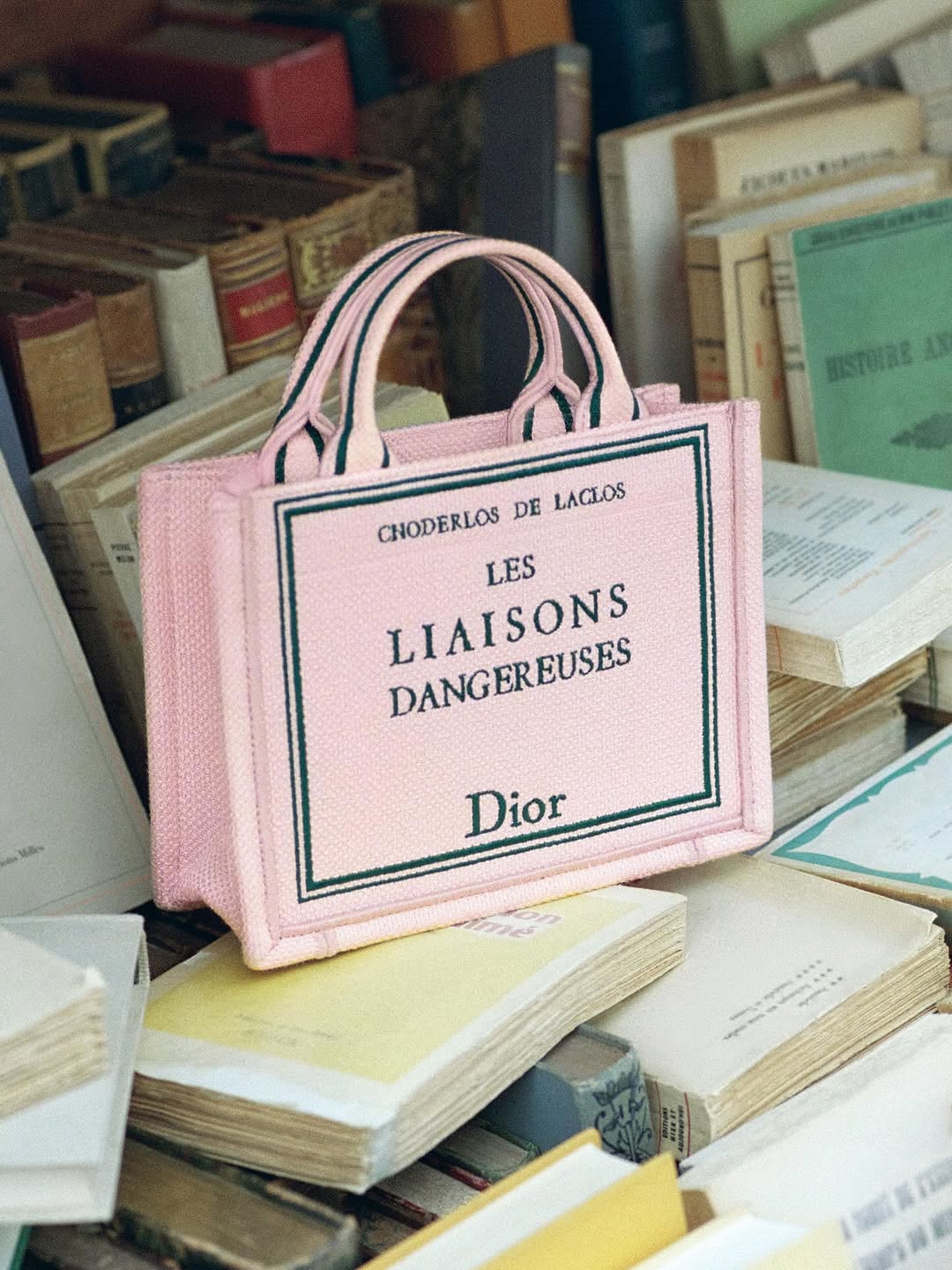 An homage to the joy of reading. 
 
To mark the arrival of the new Dior Book Cover Totes, photographer Angèle Châtenet captures a variety of writers, booksellers and literature lovers among the iconic bouquinistes stalls along the banks of the Seine.
 
Featuring author, actress and artist @ninedurso