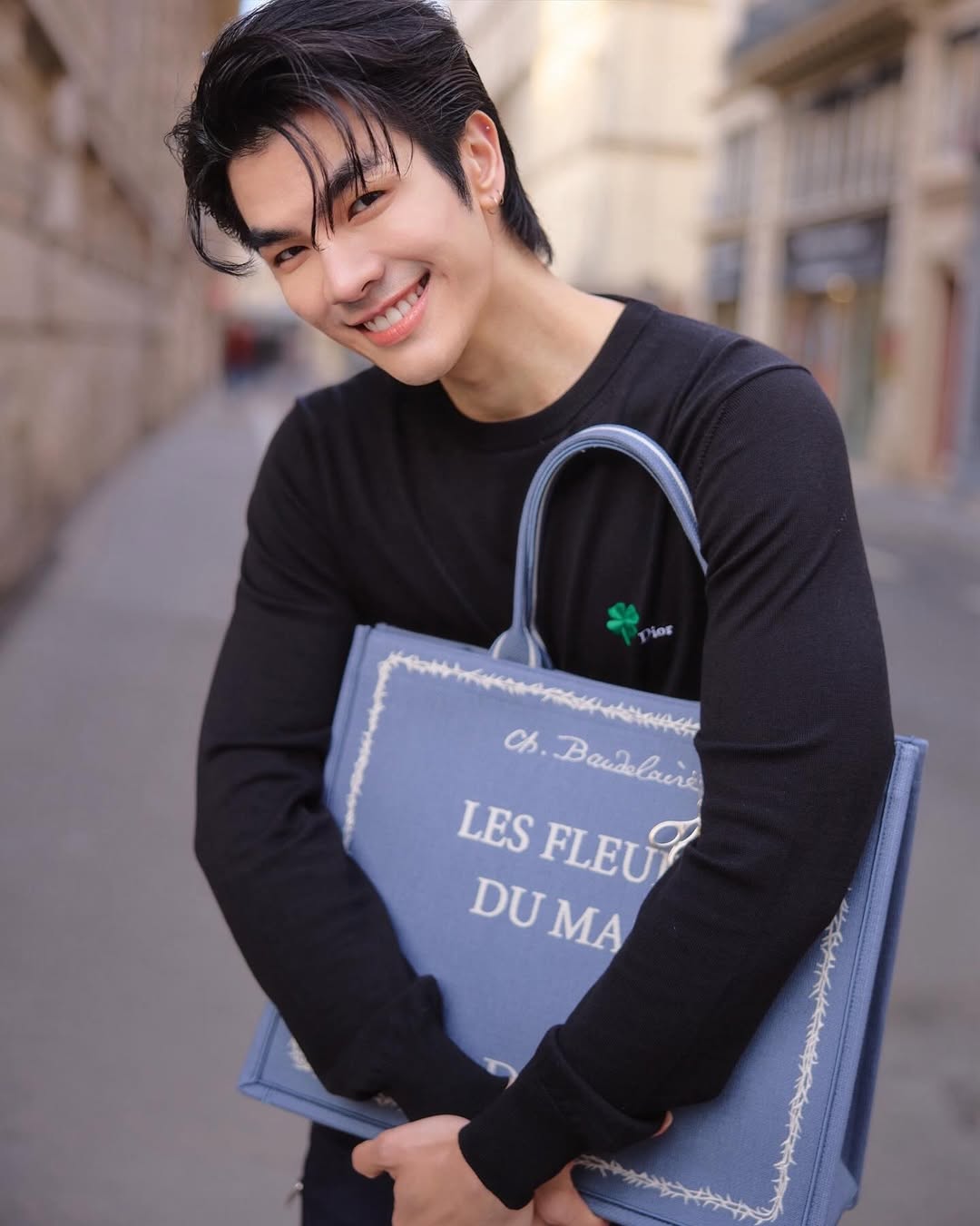 ,,, 😊🍀🐝 ,,,

@Dior

.
.
#DiorWinter26