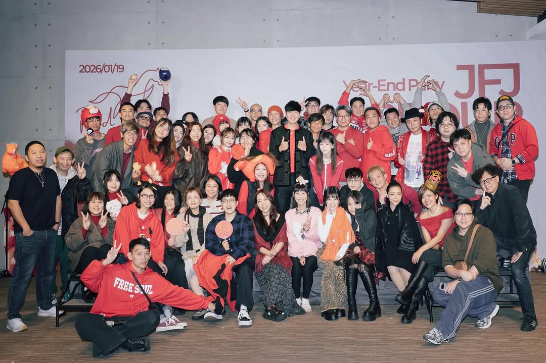 Our annual JFJ year-end gathering, filled with gratitude.
For many of us, this may be the one time each year we all come together,
while every other day is spent quietly giving your best and fighting for the company.
Thank you for your selfless love and dedication.

一年一度的JFJ尾牙，充滿感恩！
這個大家庭裡或許一年也就這一次相聚的機會
之外的每一天都在默默付出心力為公司打拼
謝謝你們無私的愛與奉獻！

@jfj_productions 
@smglife_official
@jjfederation0327 
@miraclecoffee151
@fullmusic_official 
@shareablecorp 
@jfjtech