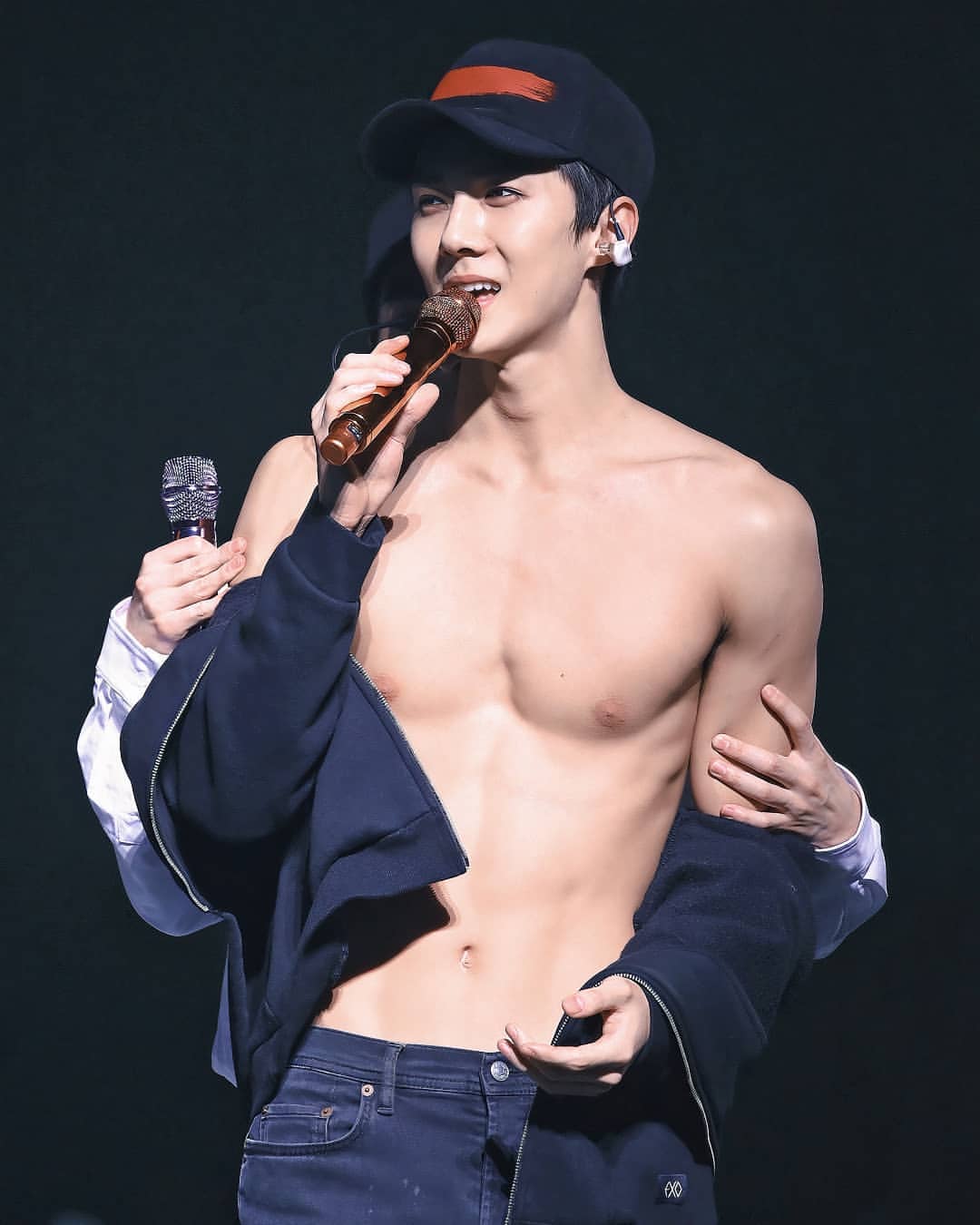 One of his superpowers is that he eats pizza and still has abs🥲 ; @oohsehun