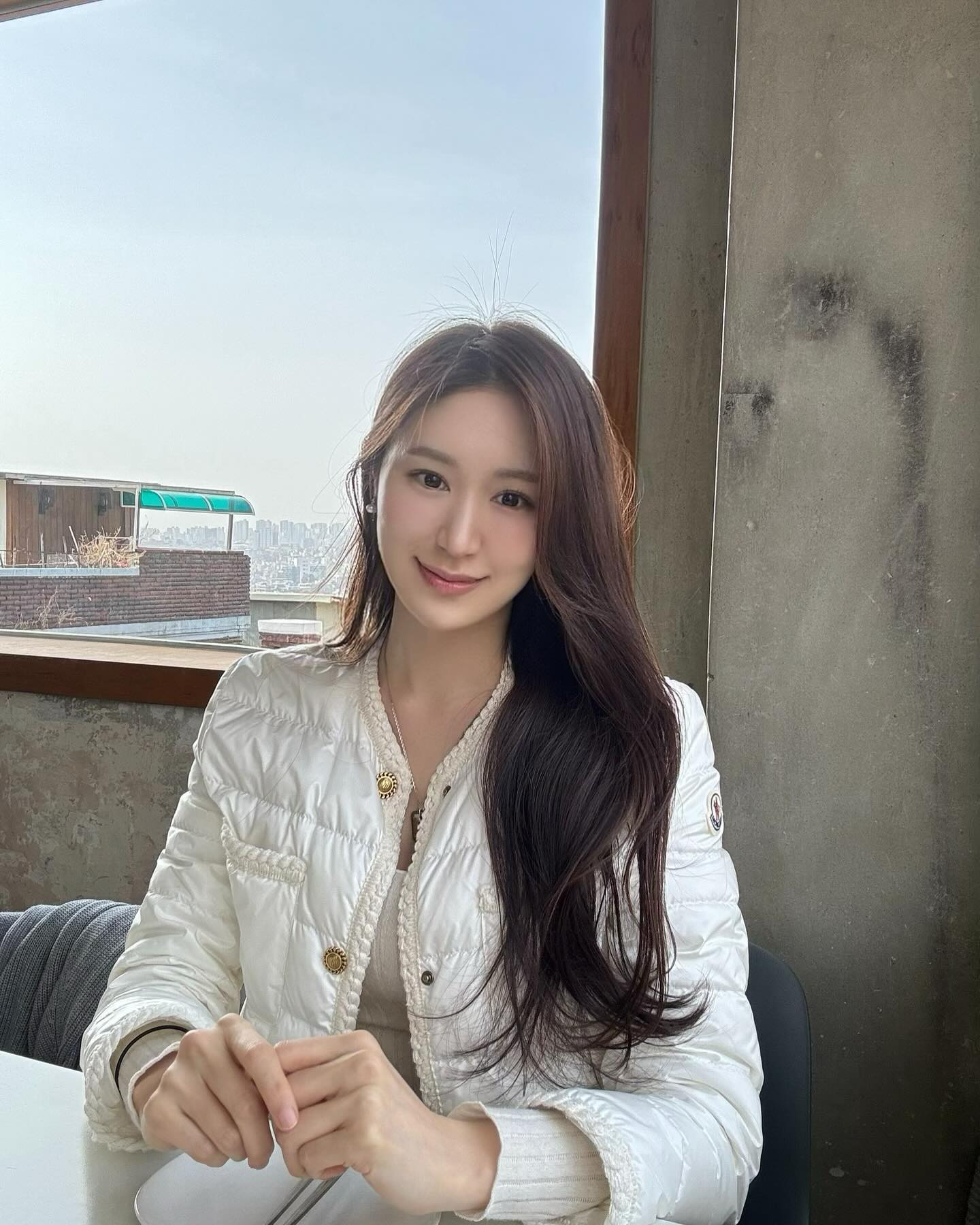 지인분 소개 받아서 다녀온 
이태원 해방촌 맛집인데..
진짜 너무너무 맛있습니다!👍👍
광고 아니고 #내돈내산 이에요💫
남산타워가 딱 보여서 뷰도 너무 멋지고(사진은 못찍음🥹)
쉐프님이 센스가 너무 좋으셔서..
맛의 조화가 장난이 아니에요..!!!
진짜 완전 강추입니다!👍👍 
다음엔 못 먹어본 감태에올린육회 꼭 먹어볼겁니다!
가격도 괜찮은편이고 하이볼도 엄청 맛있더라구요..
예약은 필수입니다! 
진짜 꼭 가보세요 꼭이요!!😍
새로운 맛의 세계를 보시게 될거에요!

제가 먹은 음식은
🌟명란마요감태주먹밥.. 크.. 진짜 두번시켜먹을뻔
🌟갑오징어 완전 부들부들
🌟크림치즈곶감 맛의 조화가 진짜..👍
🌟아이스홍시 시원한게 먹고 싶을때👍

다음에는 감태에올린육회랑 명란메밀면 꼭 먹겠어욧💃

#차경 #이태원차경 #찐맛집소개