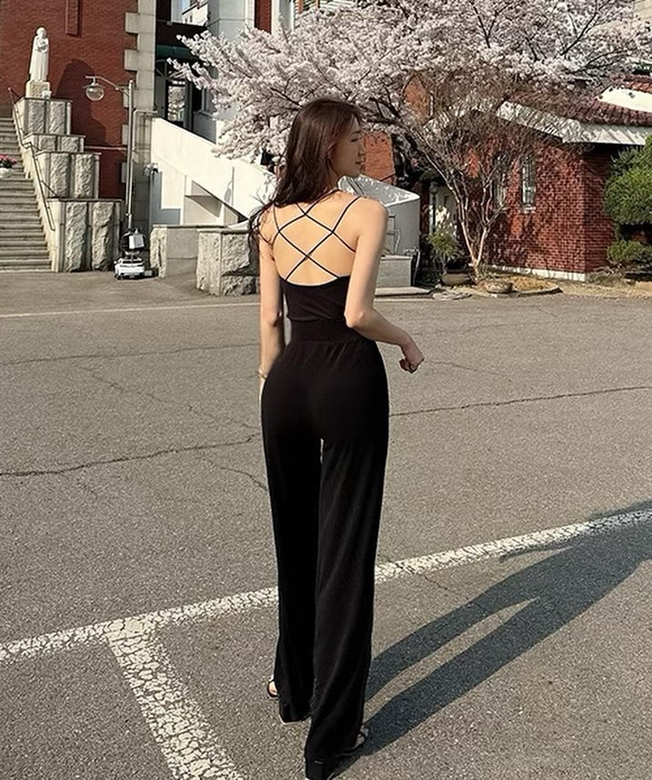 ❤️콜라병슬랙스 찰랑핏 오픈했습니당❤️

많이 기다리셨죠>.< 
제가 직접 입으려고 제작한 슬랙스!
장점은 살리고 단점을 보완한 슬랙스를 만들었어요😝

몇달동안 기획하고 여러번 수정끝에 드디어 완성되었네요!
편안하면서 예쁜핏을 살려주고 뱃살까지 커버해주는 슬랙스
어디에도 없습니당🤓

콜라병슬랙스의 장점은
✅스페셜밴딩으로 허리를 짱짱하게 잡아줍니다
✅밴딩 텐션이 좋아서 오래 입어도 허리가 편안합니다
✅복부 핀턱 디테일 디자인으로 뱃살을 커버해줍니다
✅스판 5프로 원단으로 입은듯 안입은듯 편안합니다
✅허리는 얇아보이게 골반을 넓어보이게 예쁜핏을 완성시켜줍니다

저도 하루종일 입고 있는데도 입은듯 안입은듯
너무 편하네요😝
입어보시면 아실거에요!🌟
가격도 거품 싹 다 뺀 3만원초반대🫢
아이보리는 안에 안감이 있어서 비침이 적습니다🙆‍♀️

♦️런칭 이벤트
포토후기 남겨주시는 선착순 10분께
스타벅스 2만원 커피쿠폰을 쏩니다!
무조건 선착순으로 진행됩니다!
많은 참여바립니다😎♦️

✔️색상 - 아이보리, 블랙
✔️기장 - 롱기장, 숏기장
✔️사이즈 - S(55-66 55보다 작게 입으시는분들도 텐션때문에 핏되게 입으실수 있습니다! M((66~) 

▶️내일 오후 5시전까지 주문건은 당일배송 됩니당!
▶️콜라병슬랙스 부츠컷은 내일 오픈합니당!

#슬랙스 #공구오픈 #이벤트