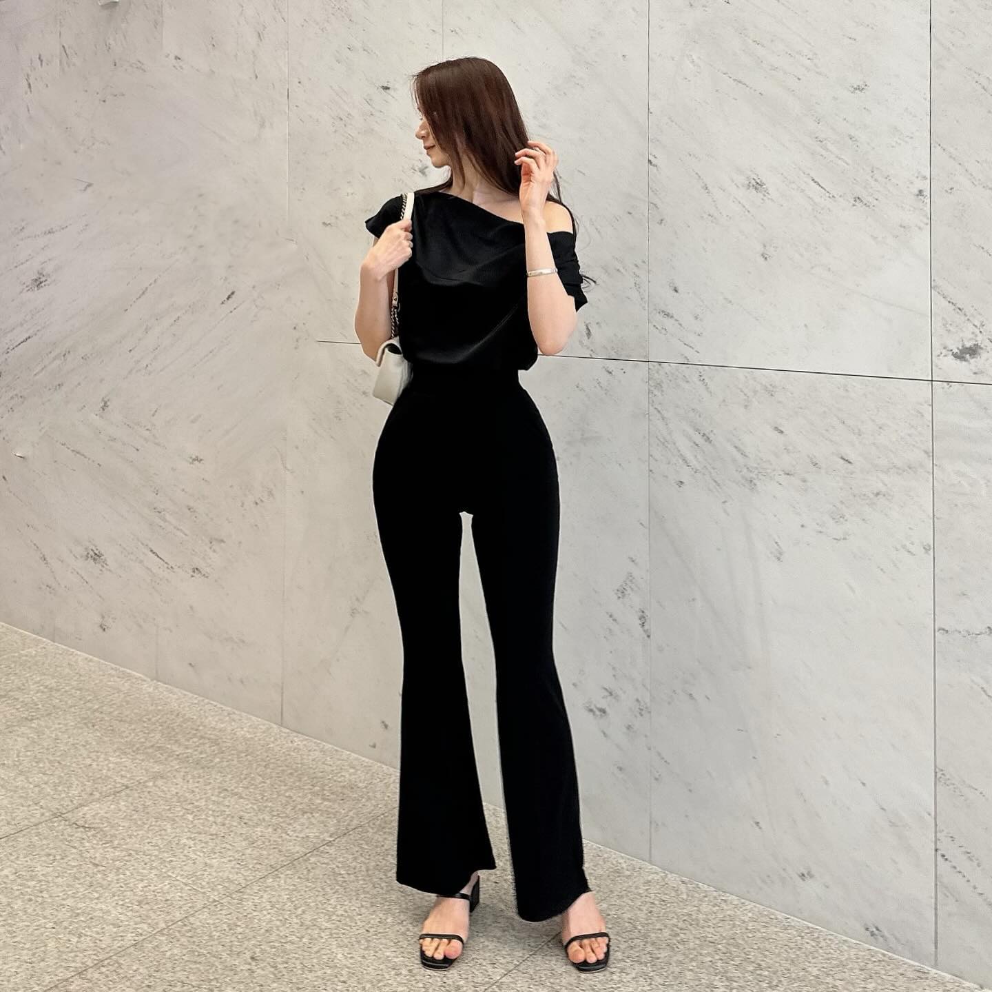 콜라병 슬랙스 찰랑핏, 부츠컷
따끈따끈한 포토후기 입니당❤️❤️

역시 후기가 너무 좋네요!
열심히 만든 보람이 있군요😎

👉후기 내용중에는
✅너무 편안한데 핏도 예쁘다
✅원단이 좋아서 고급스러운 느낌이라 출근룩으로 딱
✅엉밑살 부각안되고 엉덩이 잡아주고 허리얇아보이게 해줘요
✅몸매 보정에 완벽
✅부들부들 한 여름에도 시원할것 같은 소재에요
✅없는 골반을 만들어줘요

제가 입고 느꼈던 느낌들과 같은 내용을 남겨주셨네요!
역시 좋은 제품은 누가 입어도 좋다고 느끼는거쥬🤓

아직 고민이신분들 서둘러주세요🙆‍♀️
공구기간 이후에는 할인금액이 적용되지 않습니당🌟🥹

#슬랙스제작 #제작슬랙스