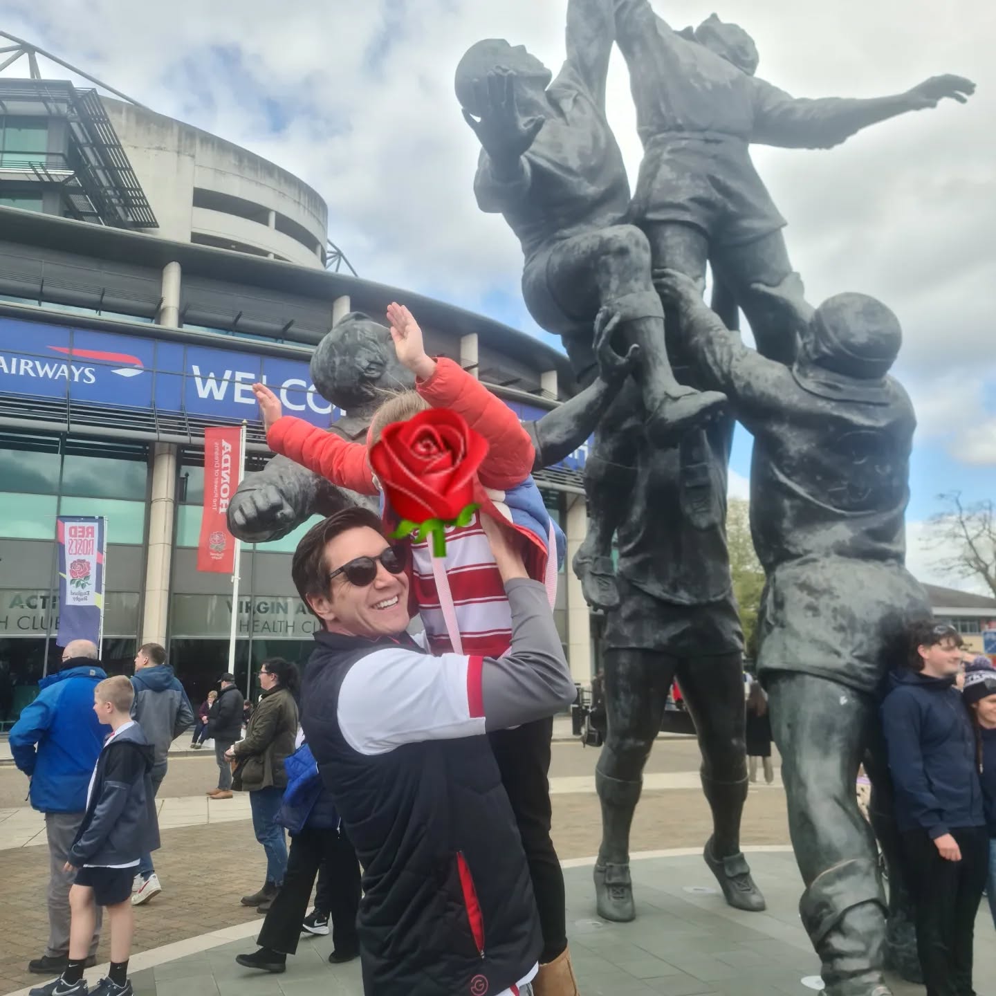 WHAT A DAY!!!! 
Huge thanks to @redrosesrugby for helping my girl tell me all the way home "I'm going to do that one day!"
It was my first live taste of the @womenssixnations and it didn't disappoint. 
Making memories and watching great sport. A perfect Saturday 🥰 
#redroses #rugby
